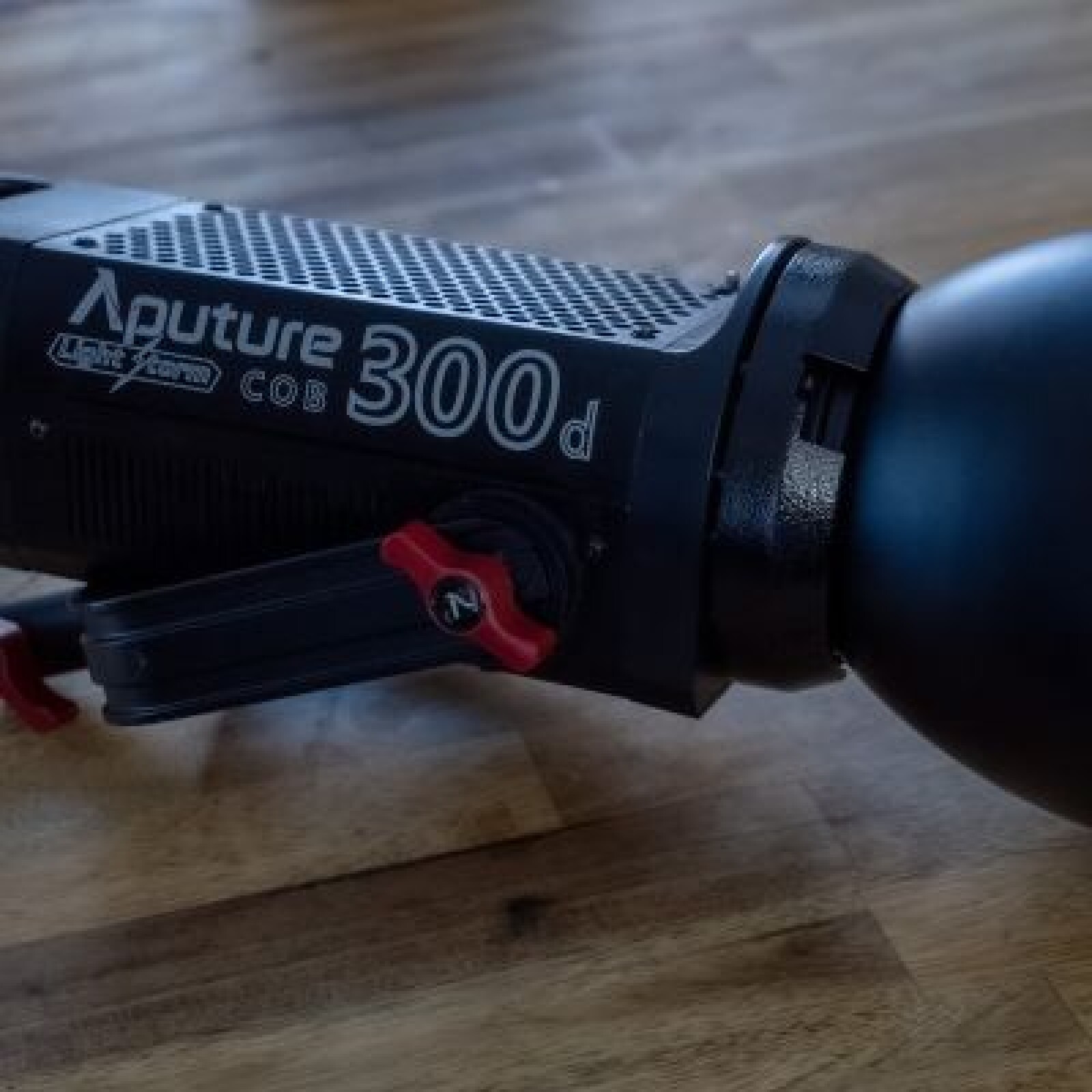 Aputure LS C300d + 1 pied offert à Nanterre - Photo 1 sur 2