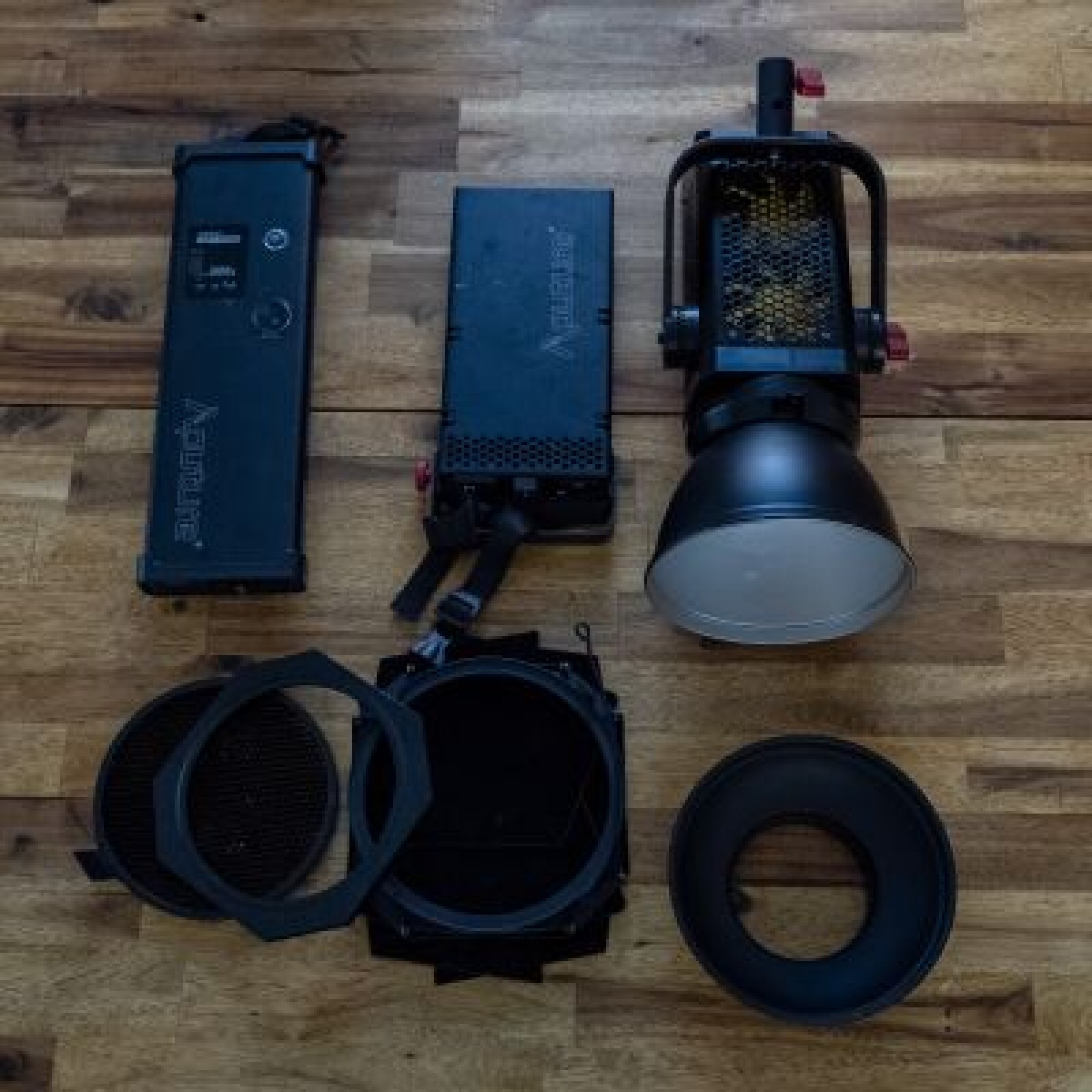 Aputure LS C300d + 1 pied offert à Nanterre - Photo 2 sur 2