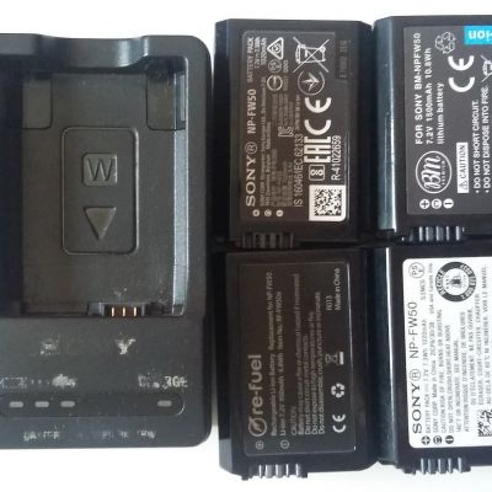 4 batteries NP-FW50 pour Sony + 1 chargeur. - Photo 1 sur 1