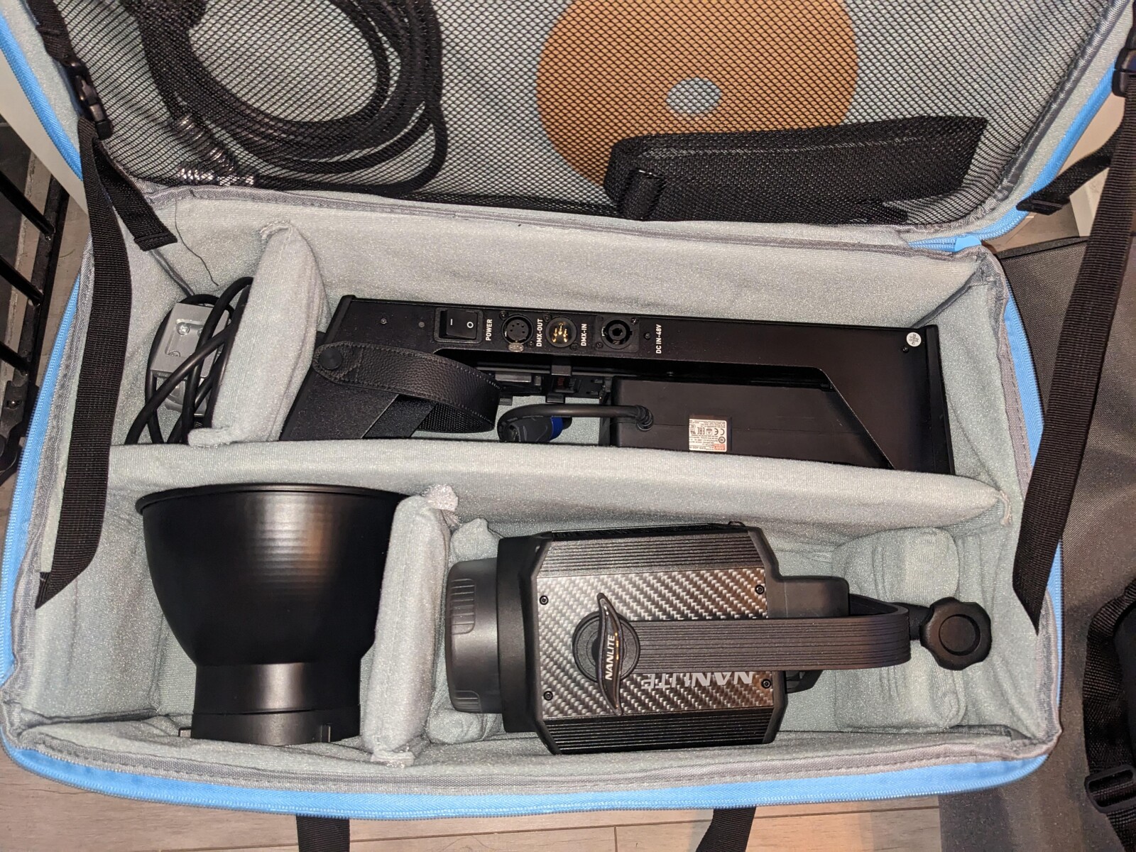 Projecteur Nanlite LED Forza 300 avec trépied, softbox et boule chinoise  - Photo 2 sur 5