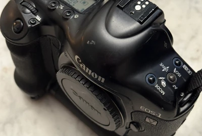 Location Canon 1V