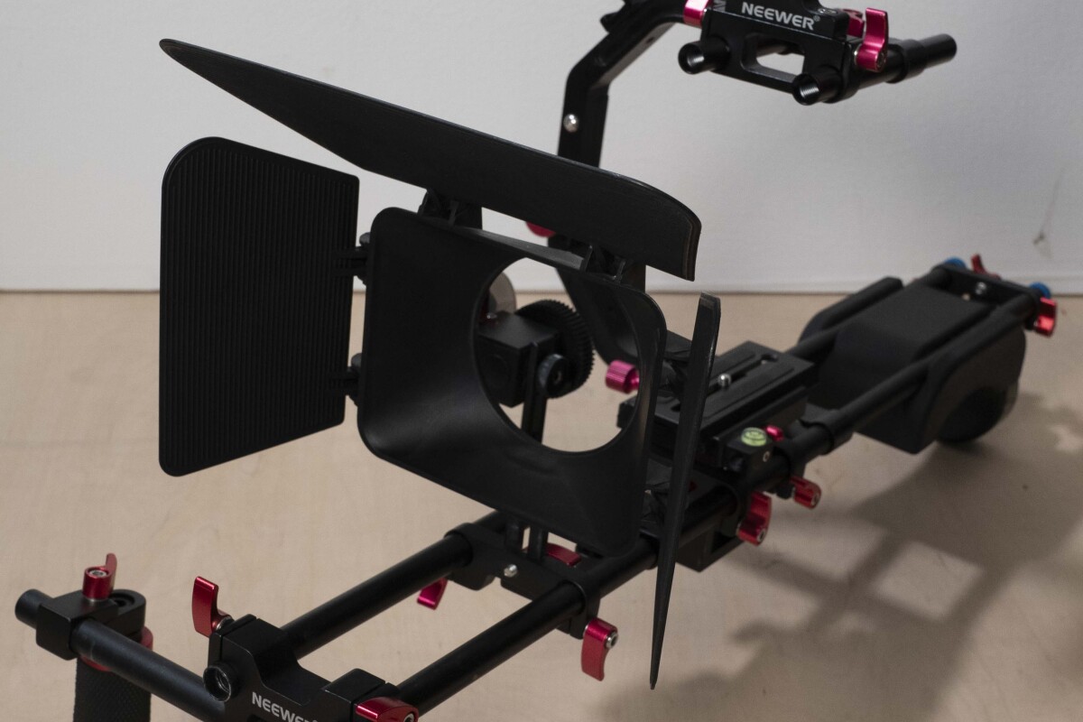 Location Neewer Rig épaule - Lightyshare