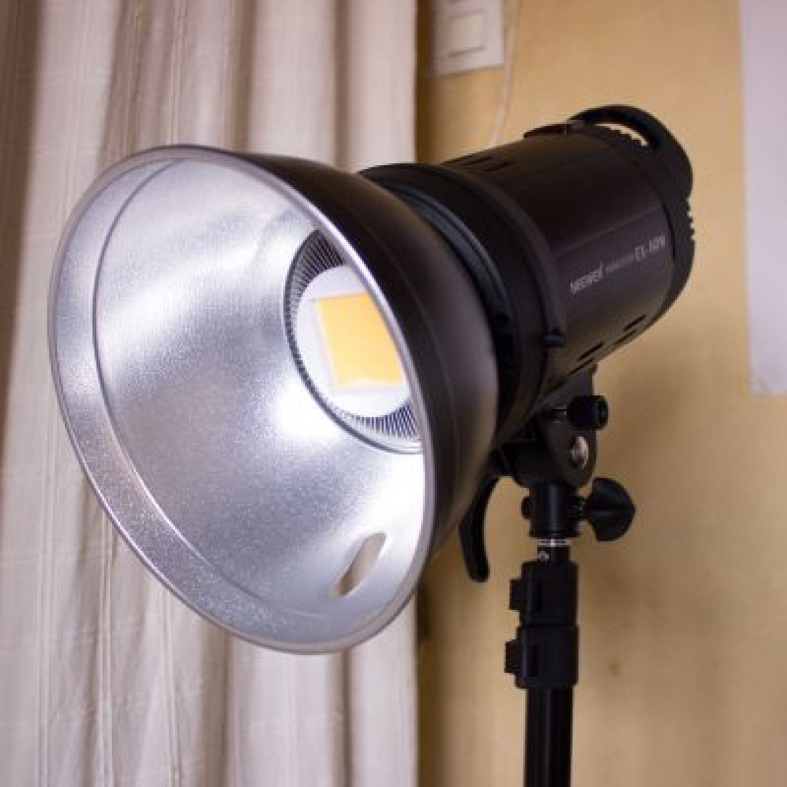 Neewer EX-60W + Volets/Grille d'abeille/Gélatines - Photo 1 sur 4