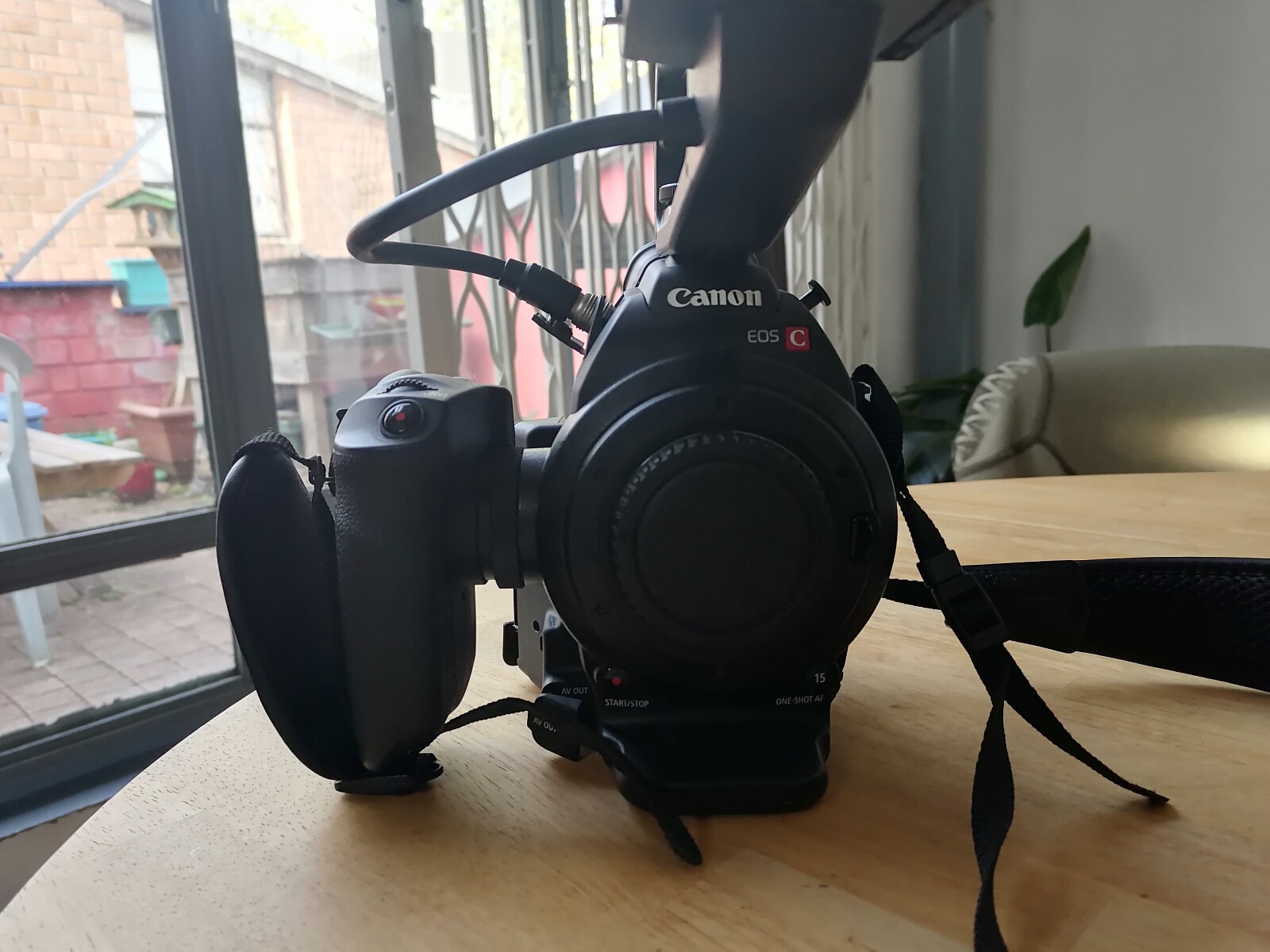 Canon EOS C100 - Boitier nu - Photo 2 sur 5