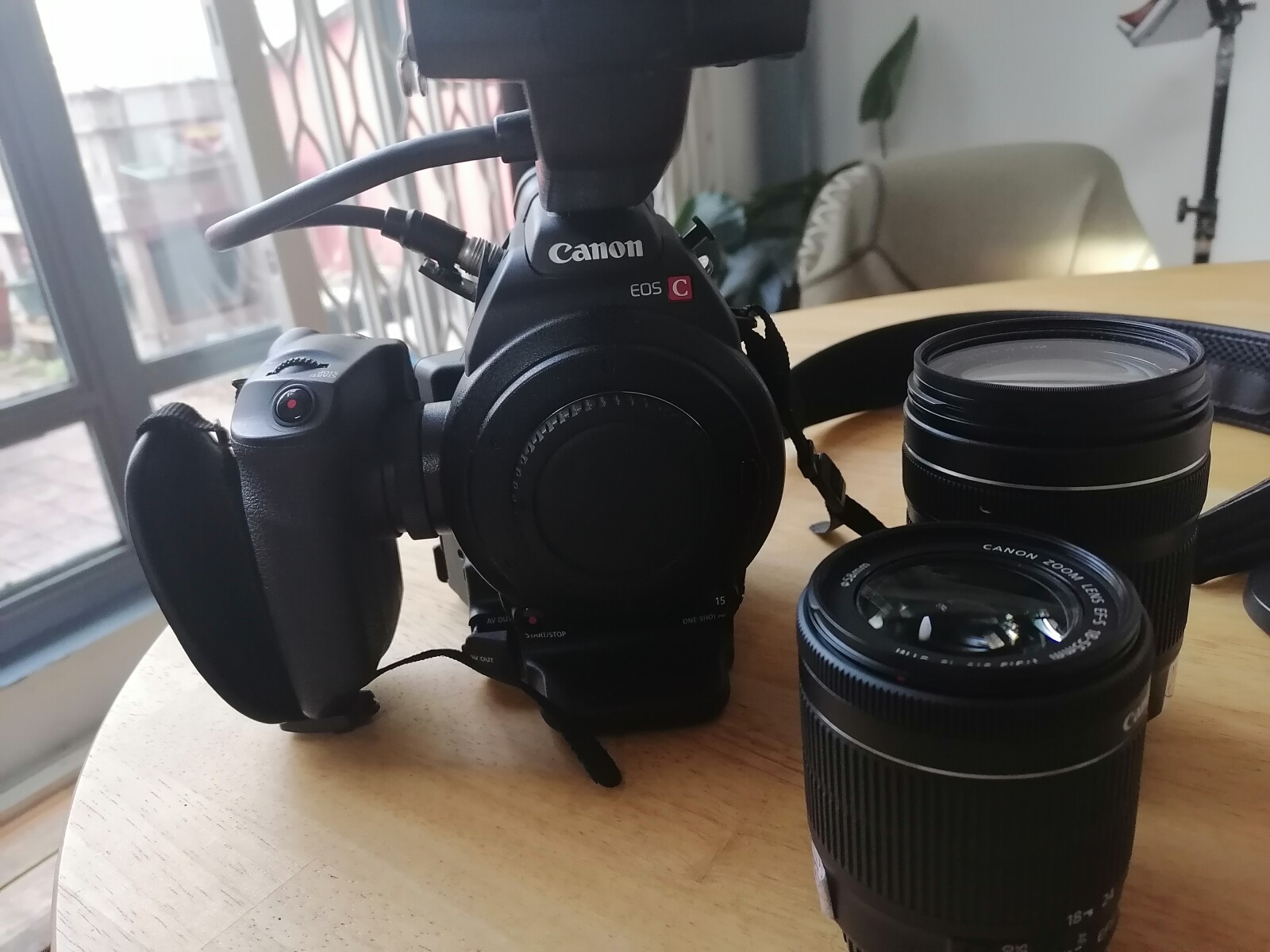 Canon EOS C100 + Objectifs - Photo 1 sur 3