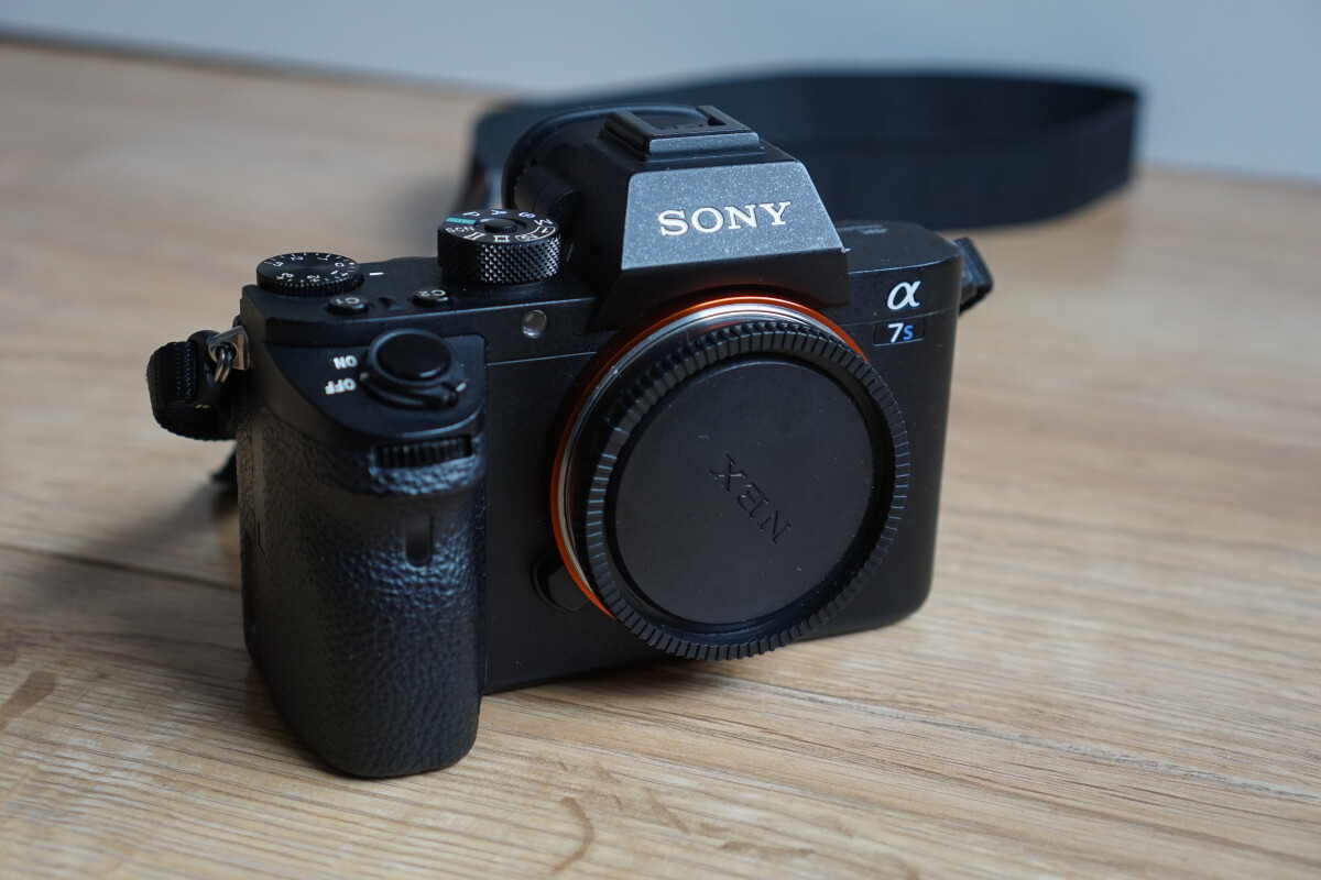 Location Sony Alpha 7S II (A7S 2) / Batteries / Cables - Lightyshare