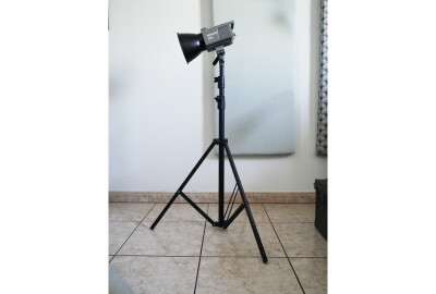 Location Aputure Amaran 100D + Light Dome SE + Pied