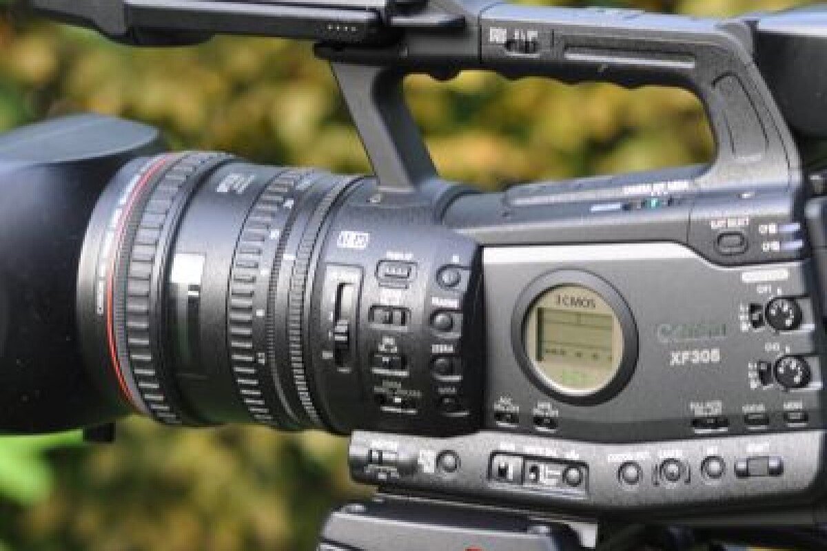 Location camera canon XF-305 avec deux batteries et deux cartes compact flash - Lightyshare