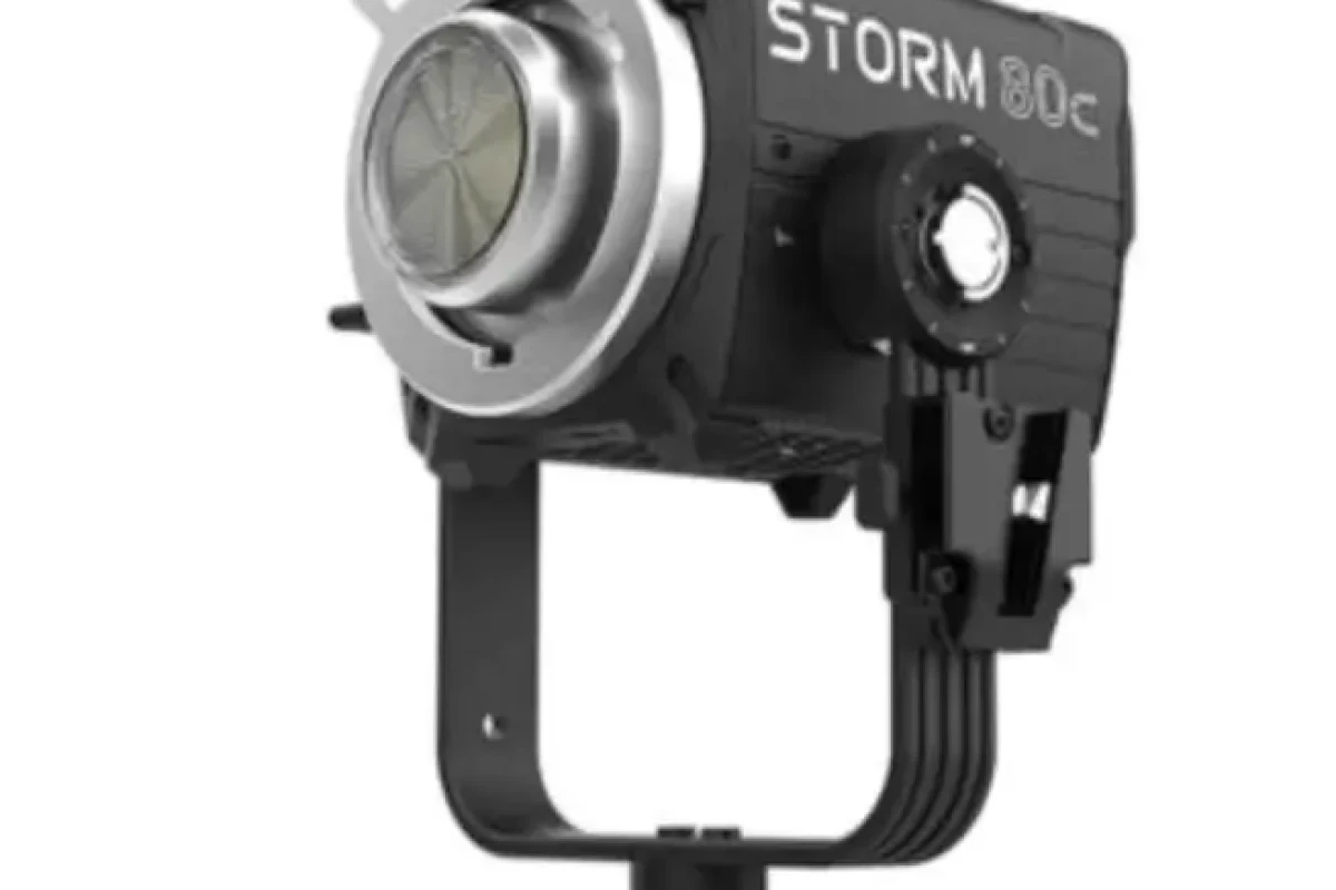 Location Aputure Projecteur Storm 80c - Lightyshare