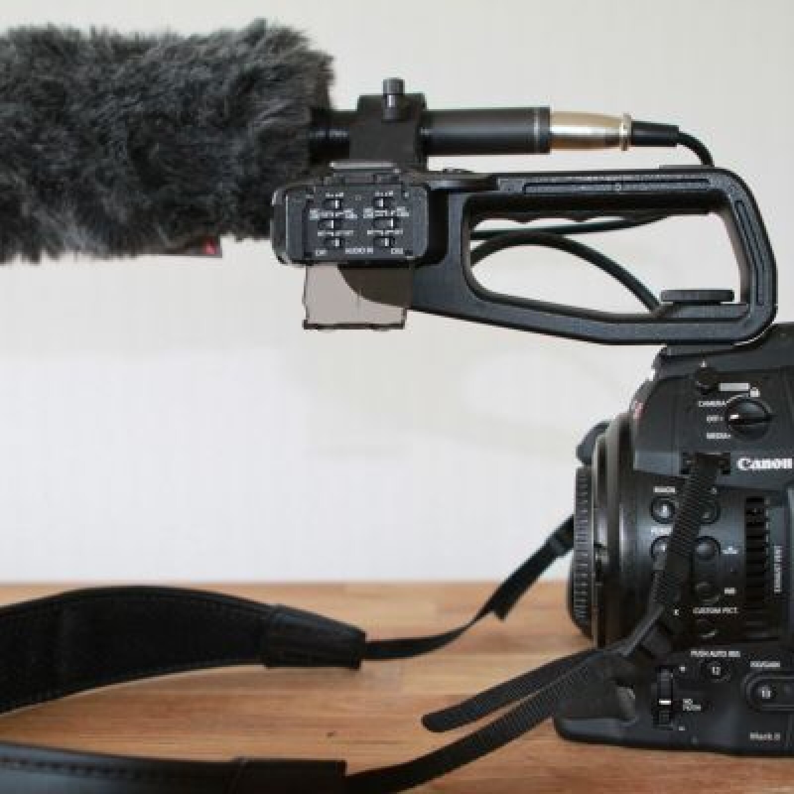EOS C100 Mark II boitier nu - Photo 3 sur 5