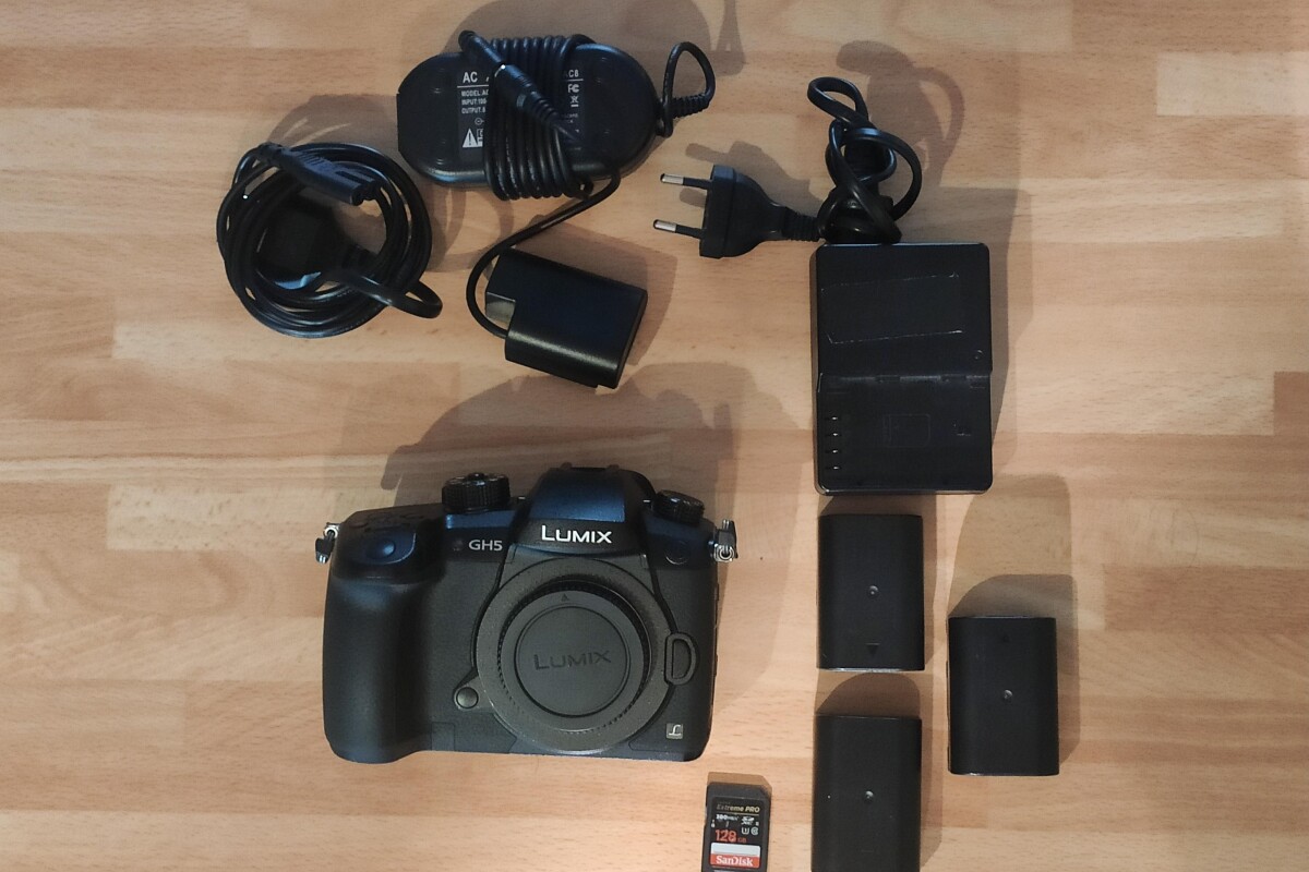 Location Pack LUMIX GH5 (Boitier + 3 batteries + chargeur + alimentation secteur + 1xSD) - Lightyshare
