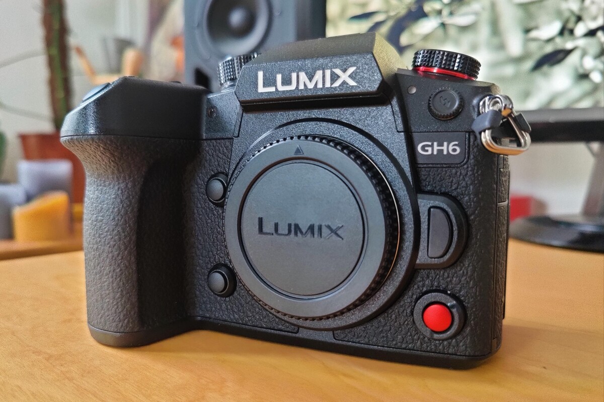 Location Caméra Panasonic Lumix GH6 Boitier Nu + CFexpress 512 Go - Lightyshare