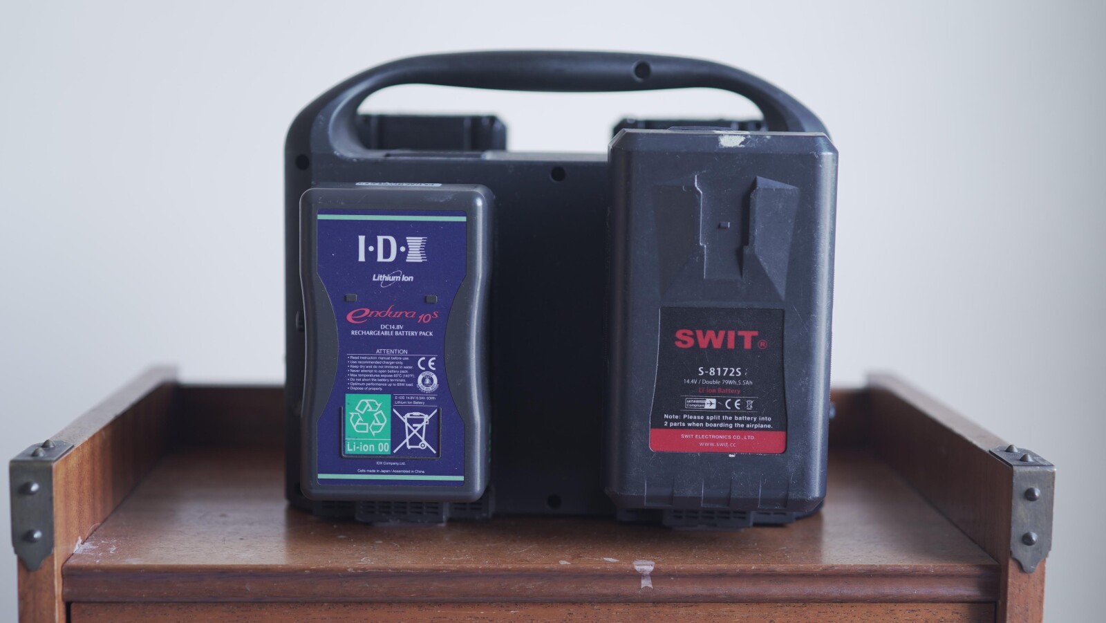 4 x Batteries V-Lock ( 2x 150W + 2 x 90W ) + Chargeur 4 Voies - Photo 3 sur 5