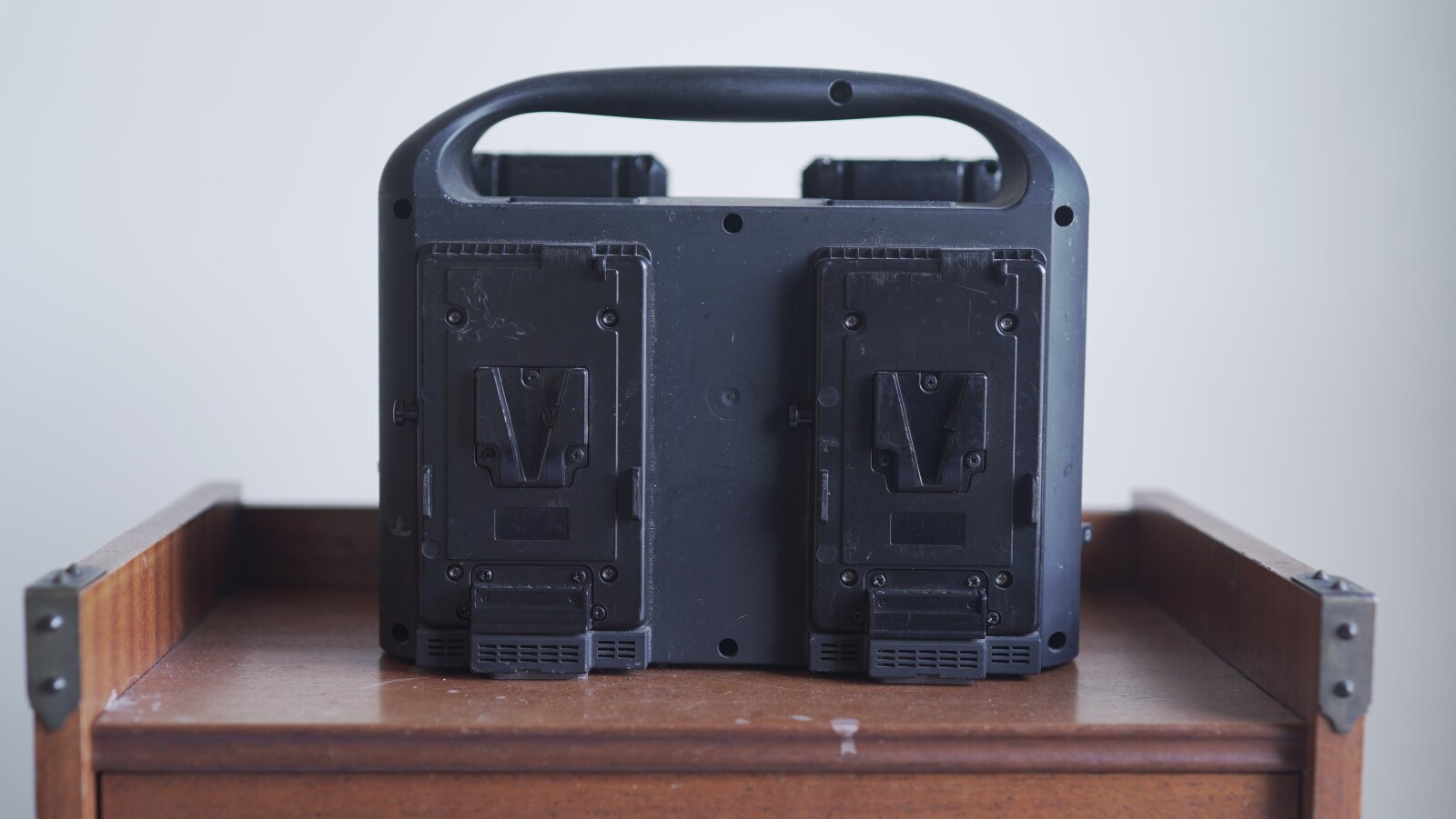 4 x Batteries V-Lock ( 2x 150W + 2 x 90W ) + Chargeur 4 Voies - Photo 4 sur 5