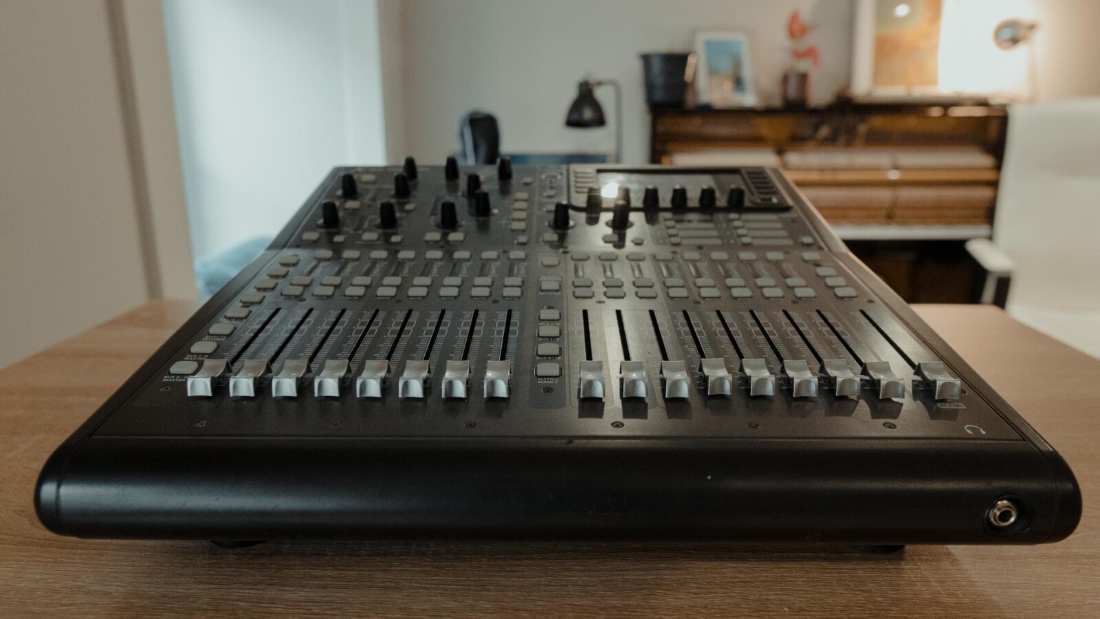 Table de mixage numérique Behringer X32 Producer + routeur wifi - Photo 1 sur 4