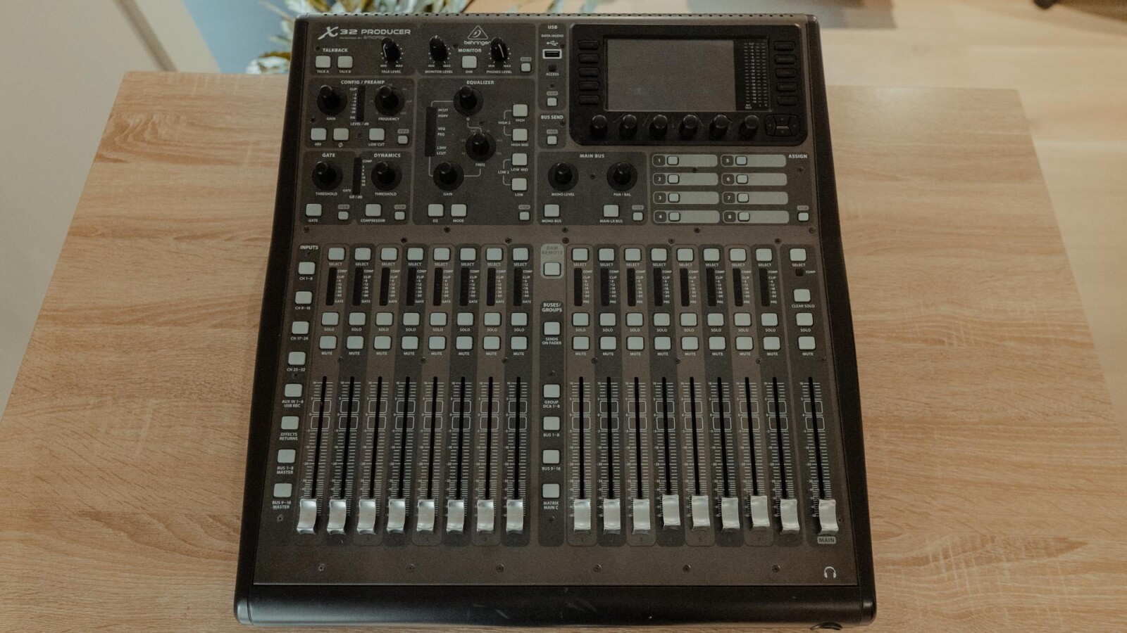 Table de mixage numérique Behringer X32 Producer + routeur wifi - Photo 2 sur 4