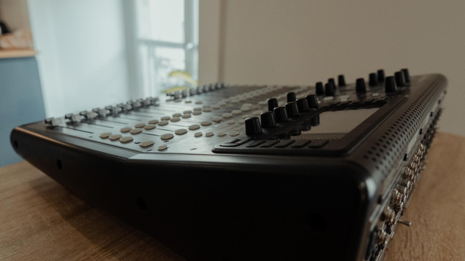 Table de mixage numérique Behringer X32 Producer + routeur wifi - Photo 4 sur 4