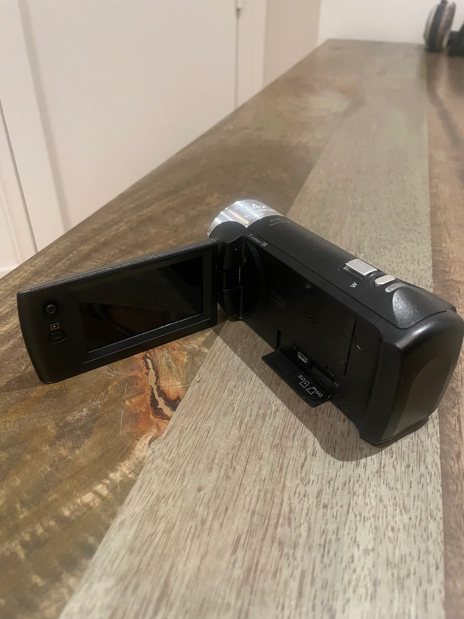 Sony HDR-CX240 - Photo 2 sur 4