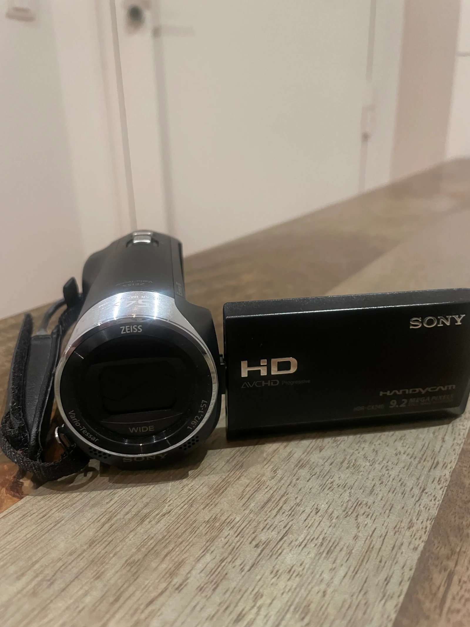 Sony HDR-CX240 - Photo 3 sur 4
