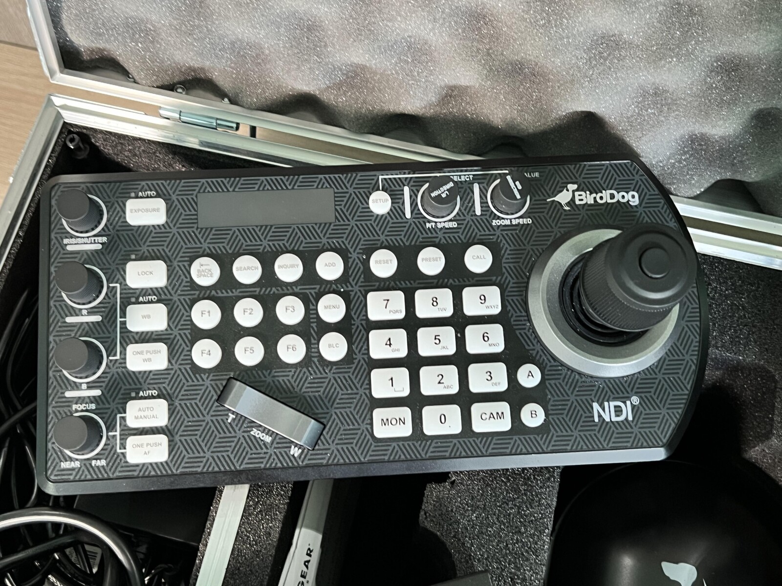 Pack 3 Caméras PTZ Birddog P200 + PTZ Keyboard + Switch POE + Flight Case - Photo 5 sur 6