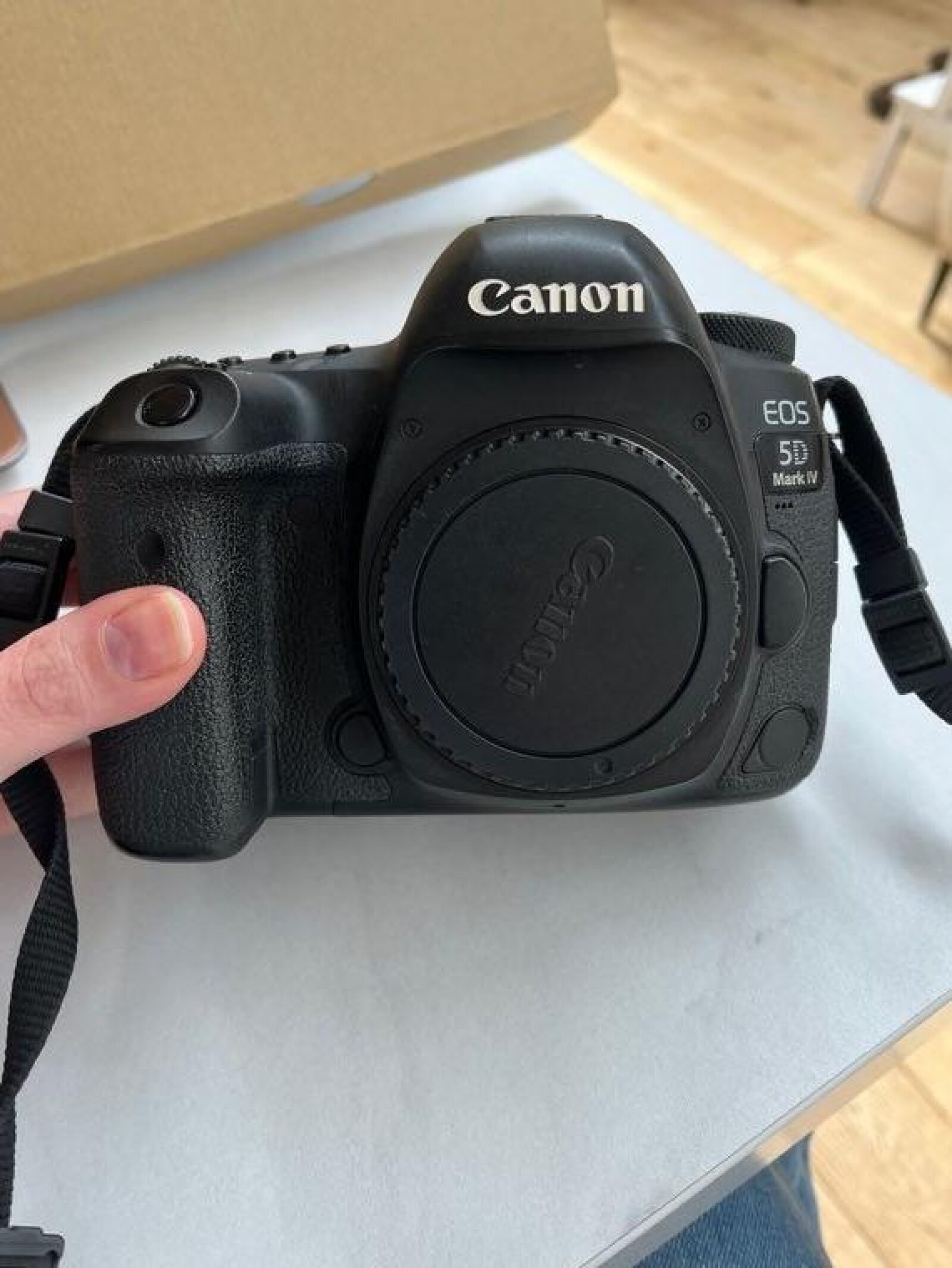 Canon 5D mark IV + 2 chargeurs - Photo 1 sur 3