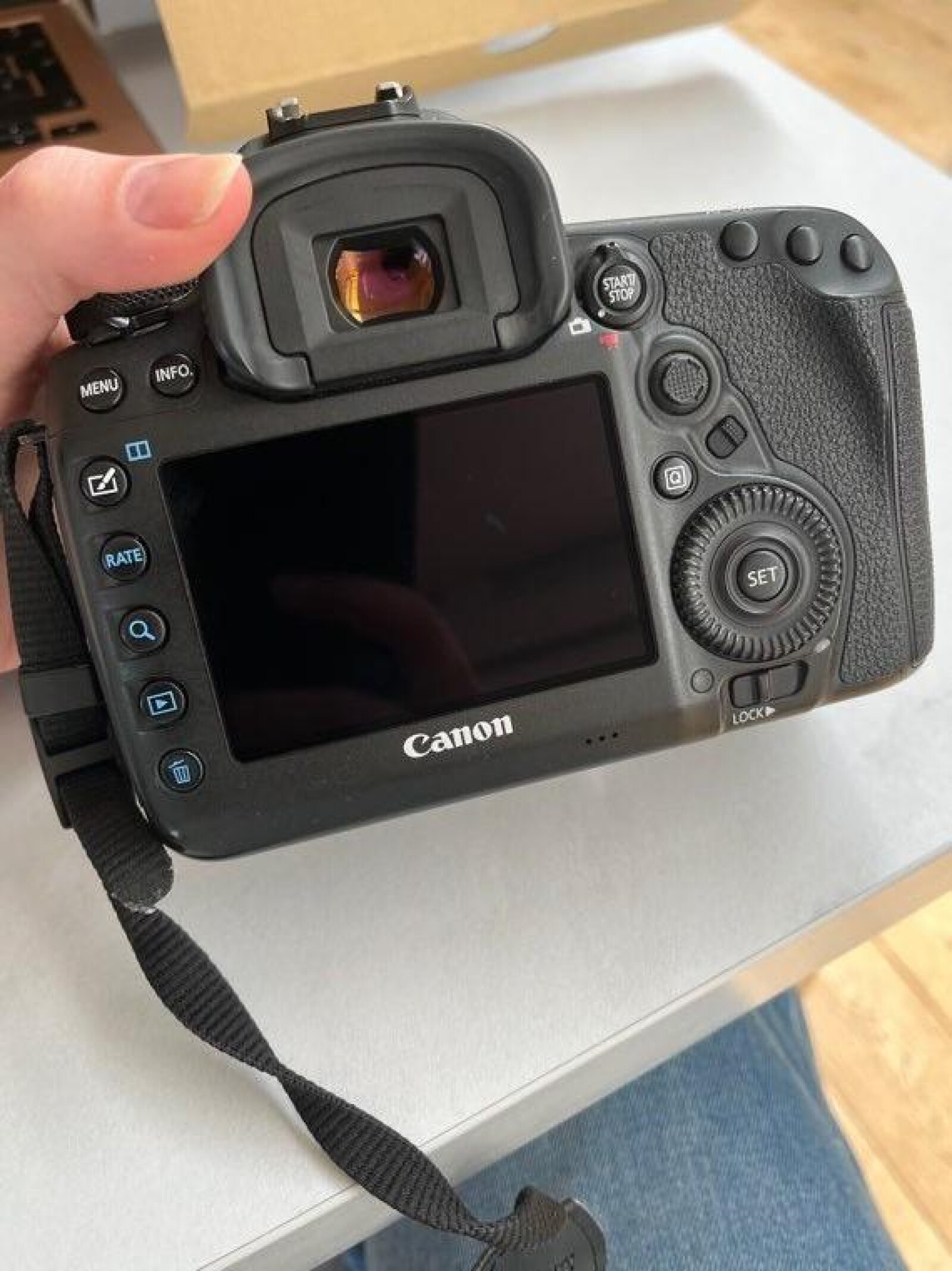 Canon 5D mark IV + 2 chargeurs - Photo 3 sur 3