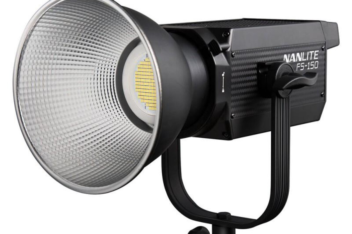 Location Projecteur Nanlite FS150 + pied + grande chimera 80 *120 cm + grille nid d'abeille - Lightyshare