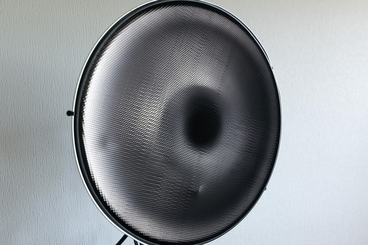Location Silver Beauty Dish avec grille 70cm - Lightyshare