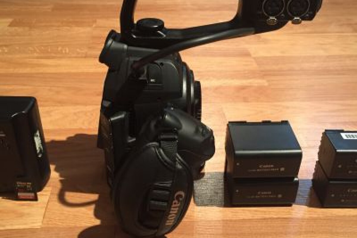 Location Canon C100 + carte SD 32Go + 4 Batteries - Lightyshare