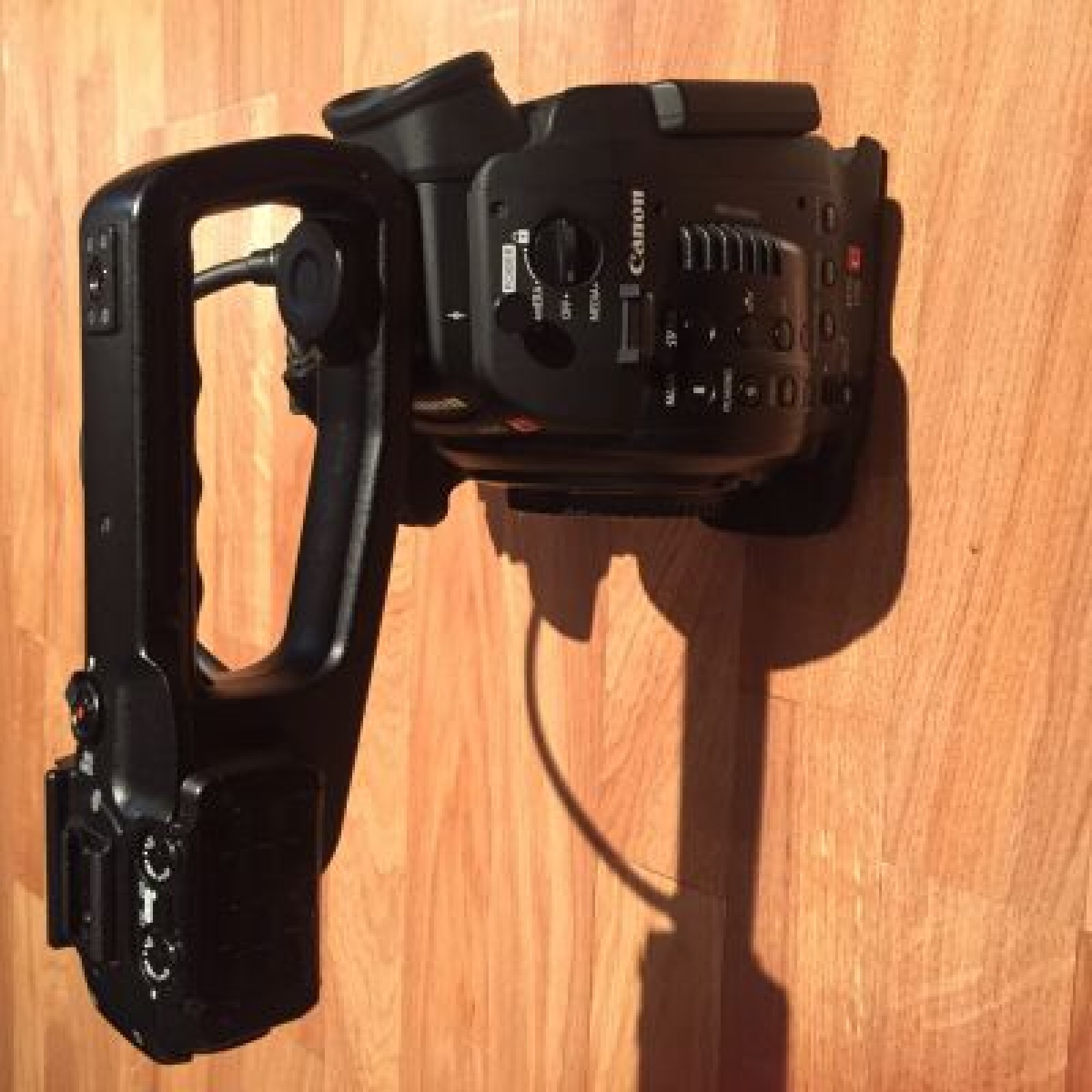 Canon C100 + carte SD 32Go + 4 Batteries - Photo 2 sur 5