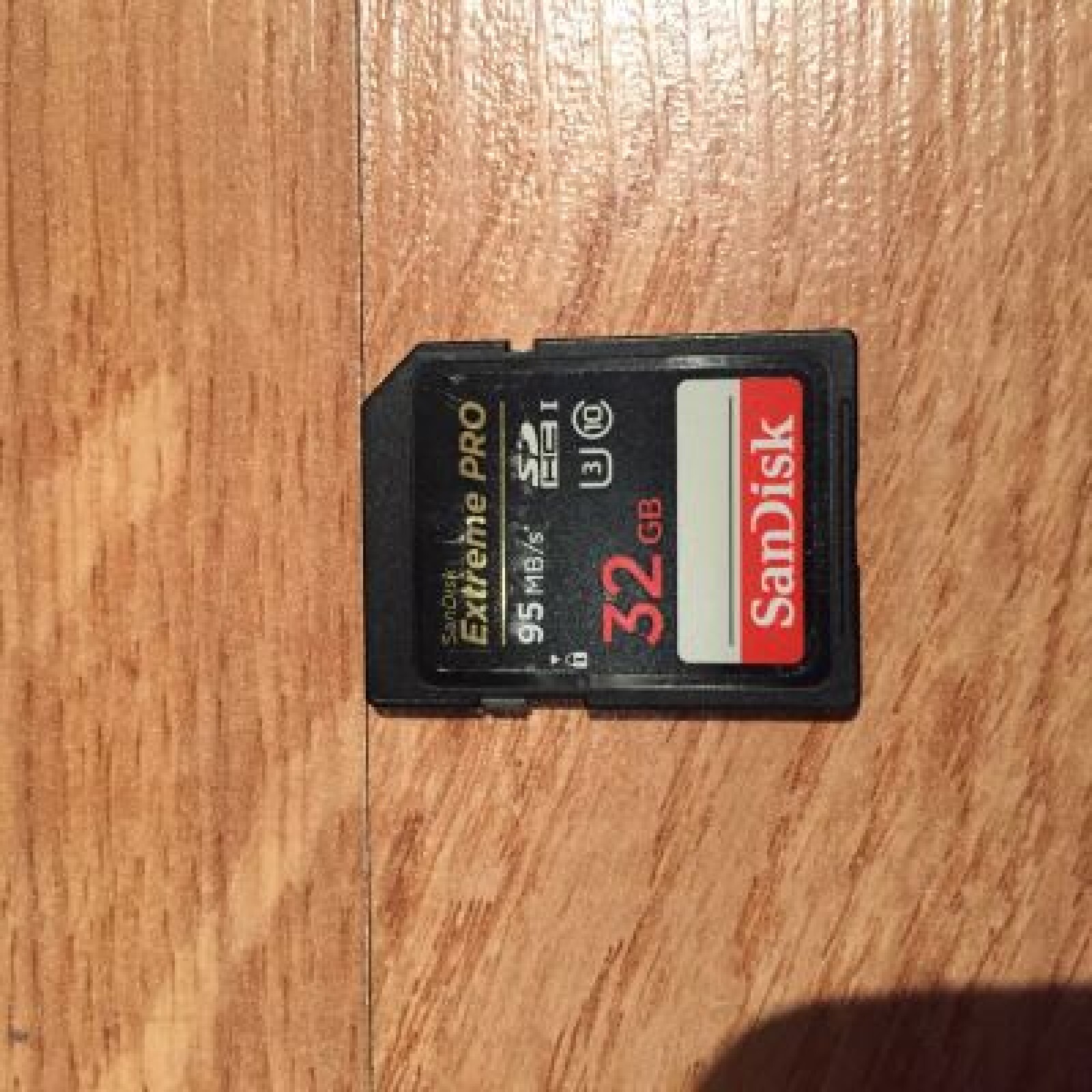 Canon C100 + carte SD 32Go + 4 Batteries - Photo 3 sur 5
