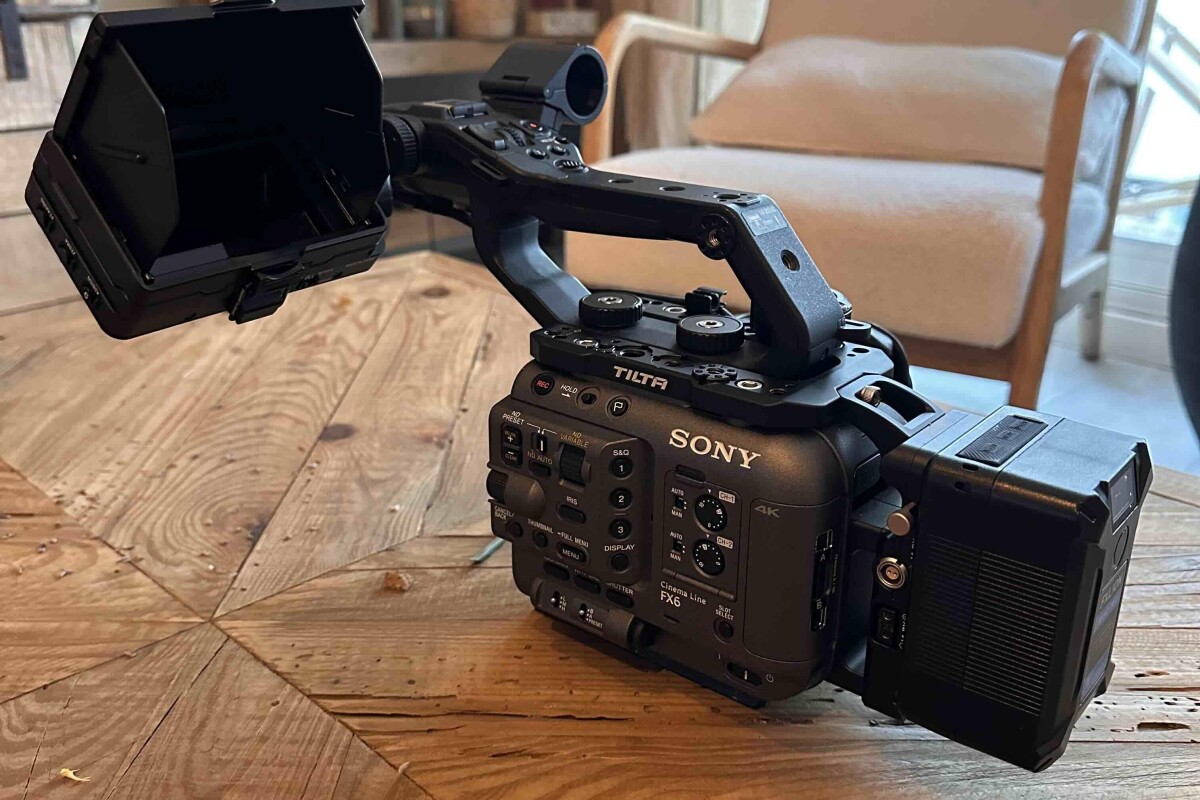 Location Sony FX6 - avec Cage et batterie V-lock + 1 CF Express Type A - Lightyshare