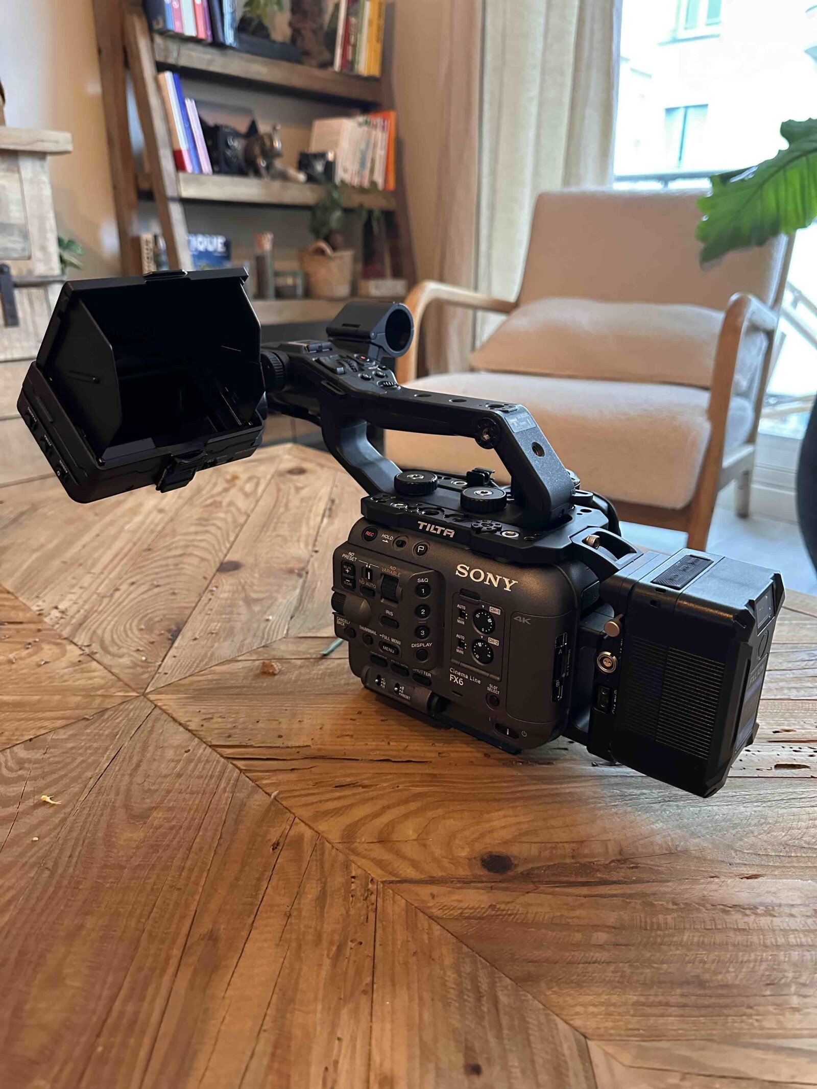 Sony FX6 - avec Cage et batterie V-lock + 1 CF Express Type A - Photo 1 sur 2