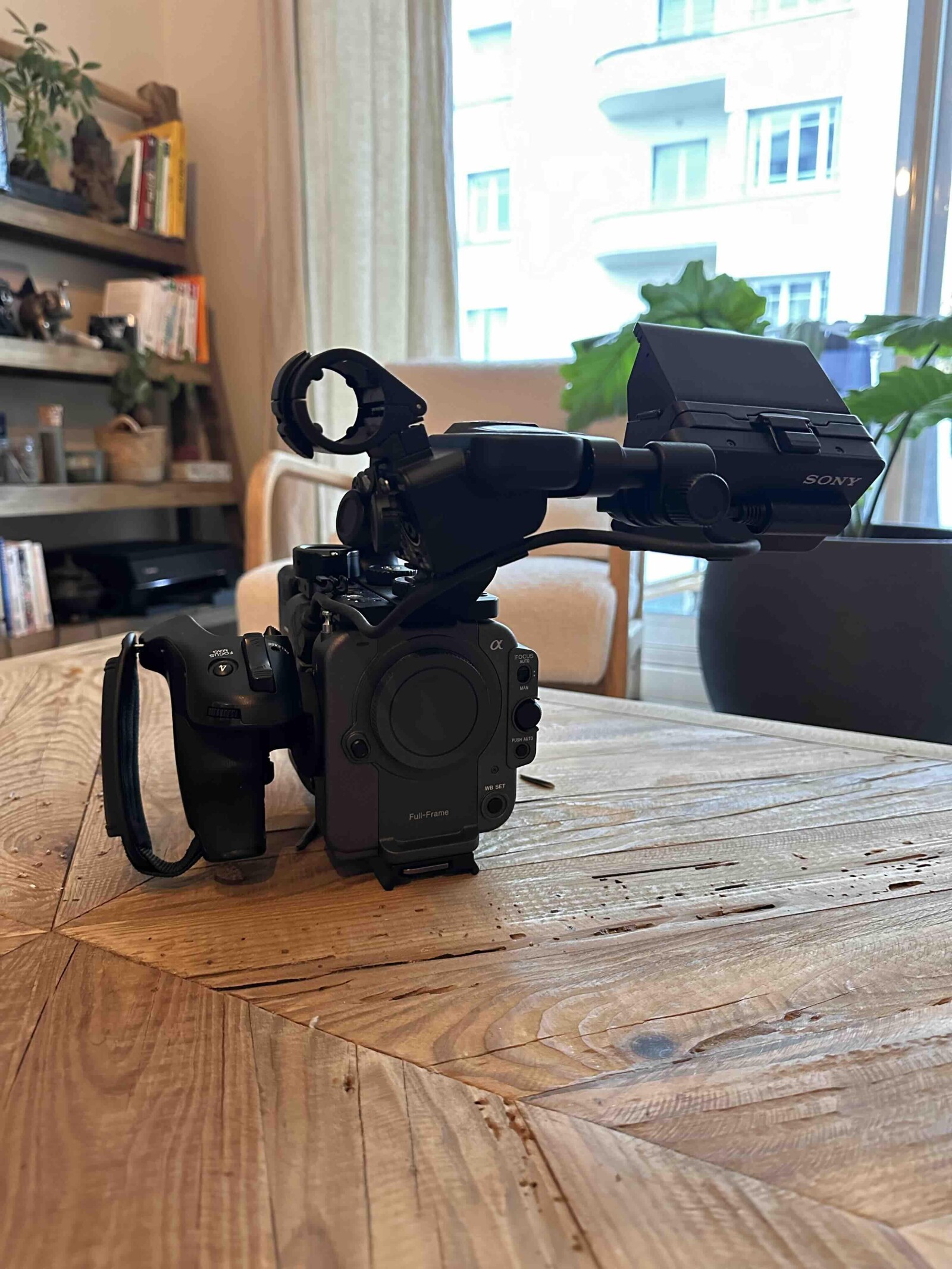 Sony FX6 - avec Cage et batterie V-lock + 1 CF Express Type A - Photo 2 sur 2