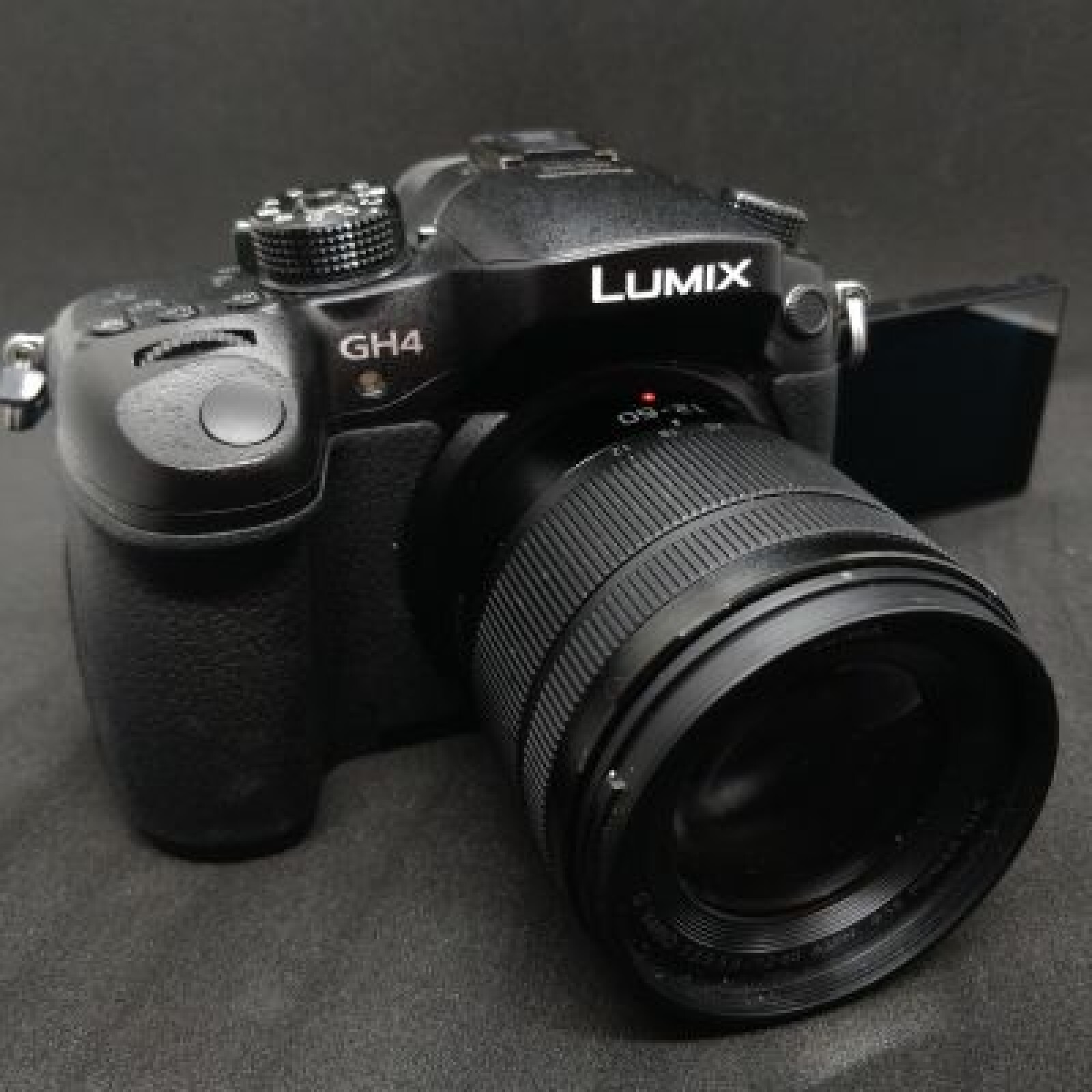 Appareil DSLR Lumix GH4 + Objectif Lumix 12-60mm f/3.5-5.6 + 2 batteries + chargeur double - Photo 1 sur 2