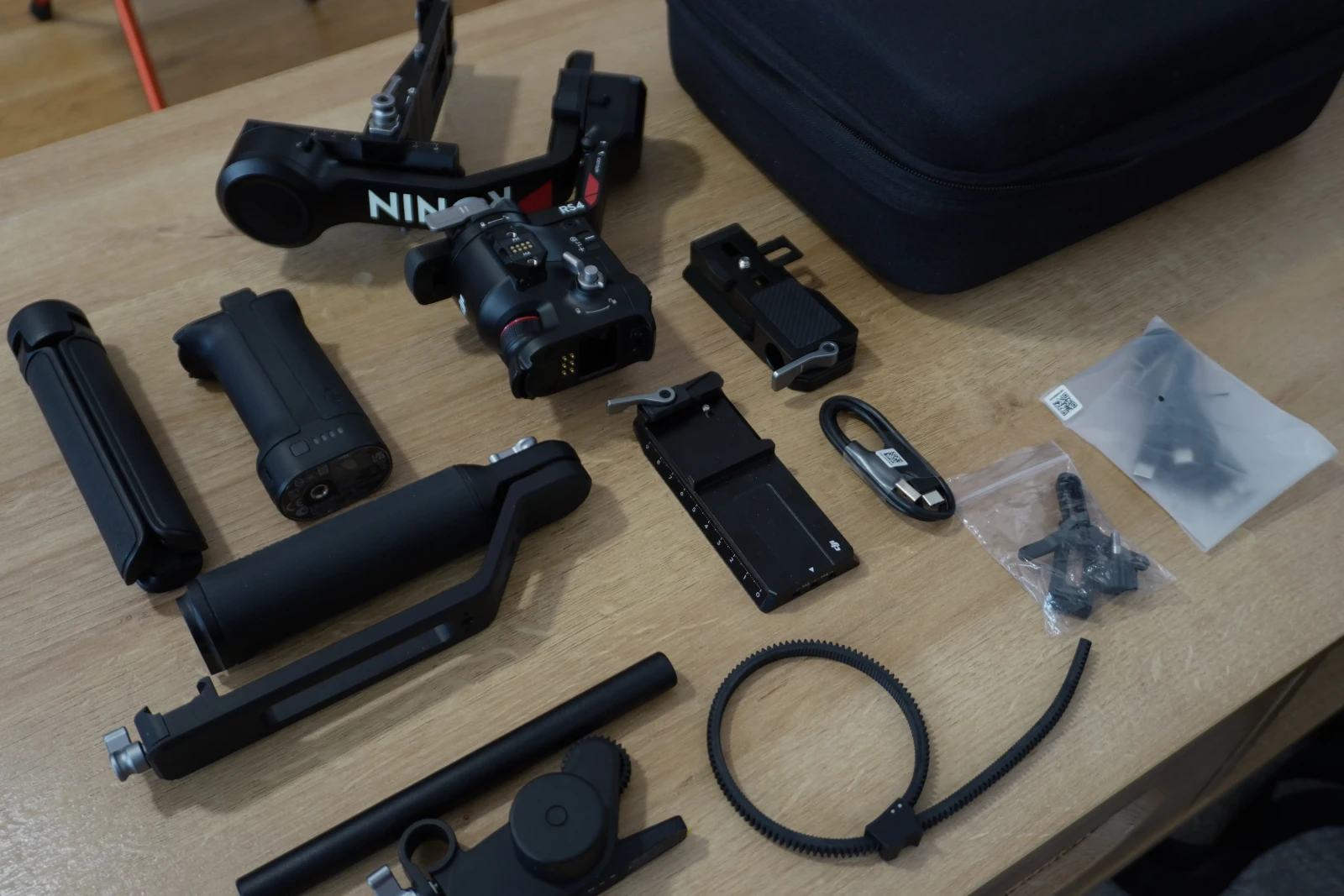 DJI RS 4 Combo - Photo 3 sur 4