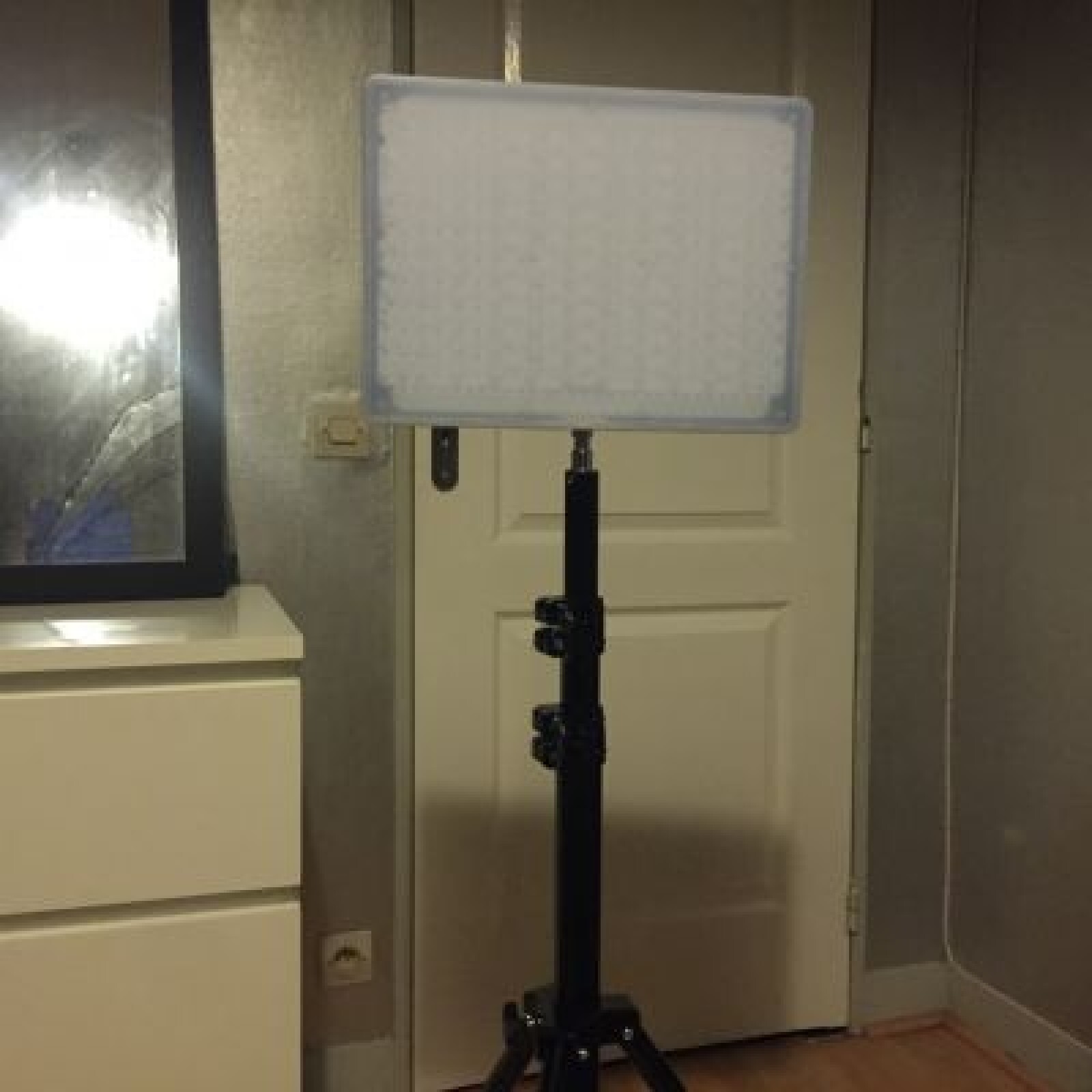 Panneau LED RVB Youngnuo YN-600 avec trépied 256cm - Photo 1 sur 5