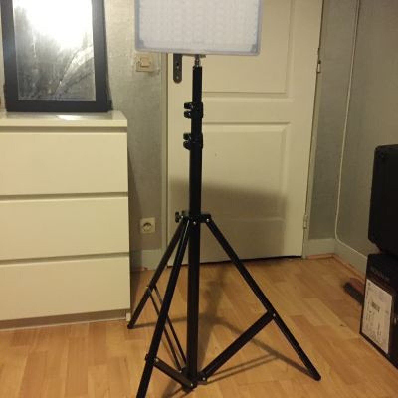 Panneau LED RVB Youngnuo YN-600 avec trépied 256cm - Photo 5 sur 5