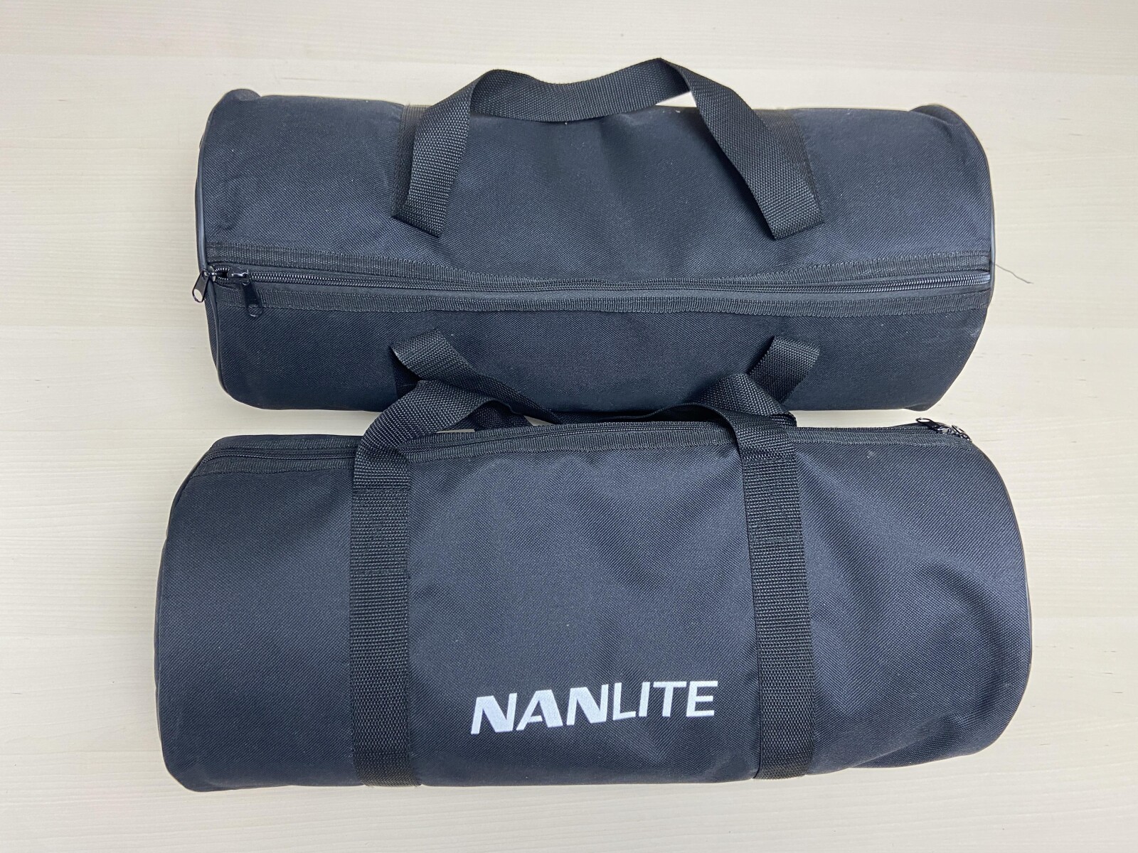 Paire Nanlite Forza 60B + pieds + parapluies + fonds photo - Photo 5 sur 6