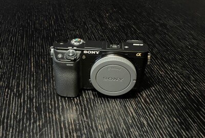 Location Sony A6000 pack (30mm F1.4 Sigma + 16mm F1.4 Sigma + 70-350mm F4.5-6.3 Sony) + accessoires
