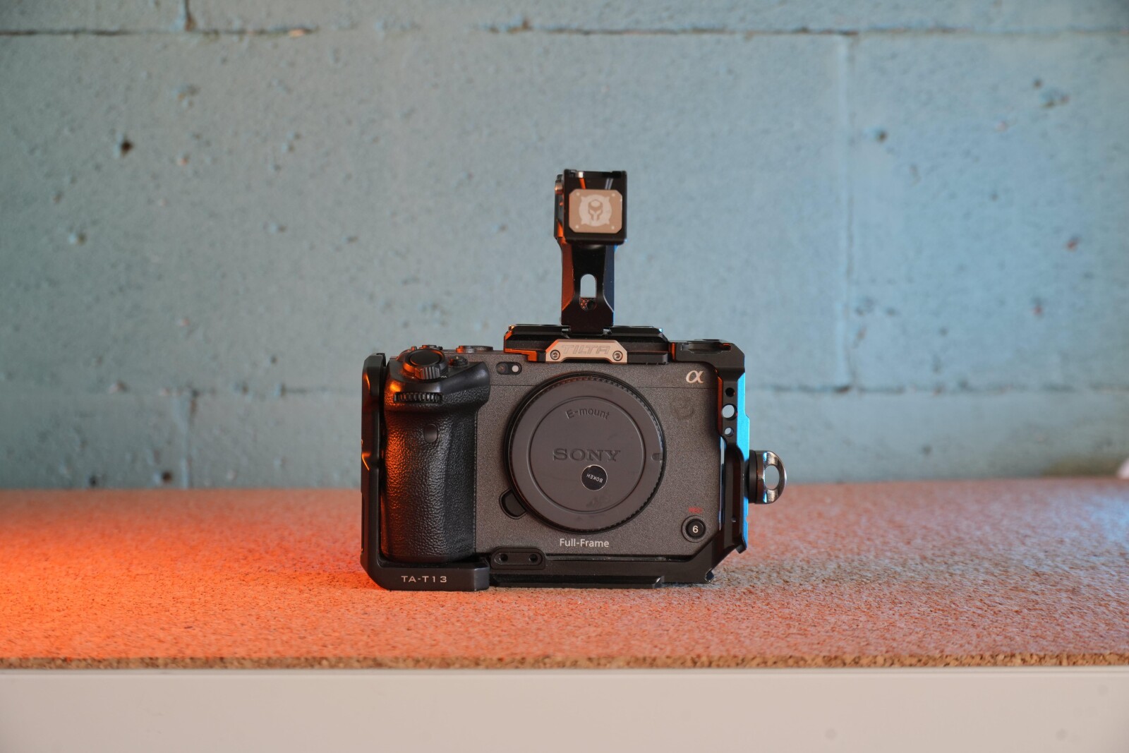 Sony FX3 + Sigma MC11 Canon EF-E + 2x 160Go + 4x batterie - Photo 2 sur 5