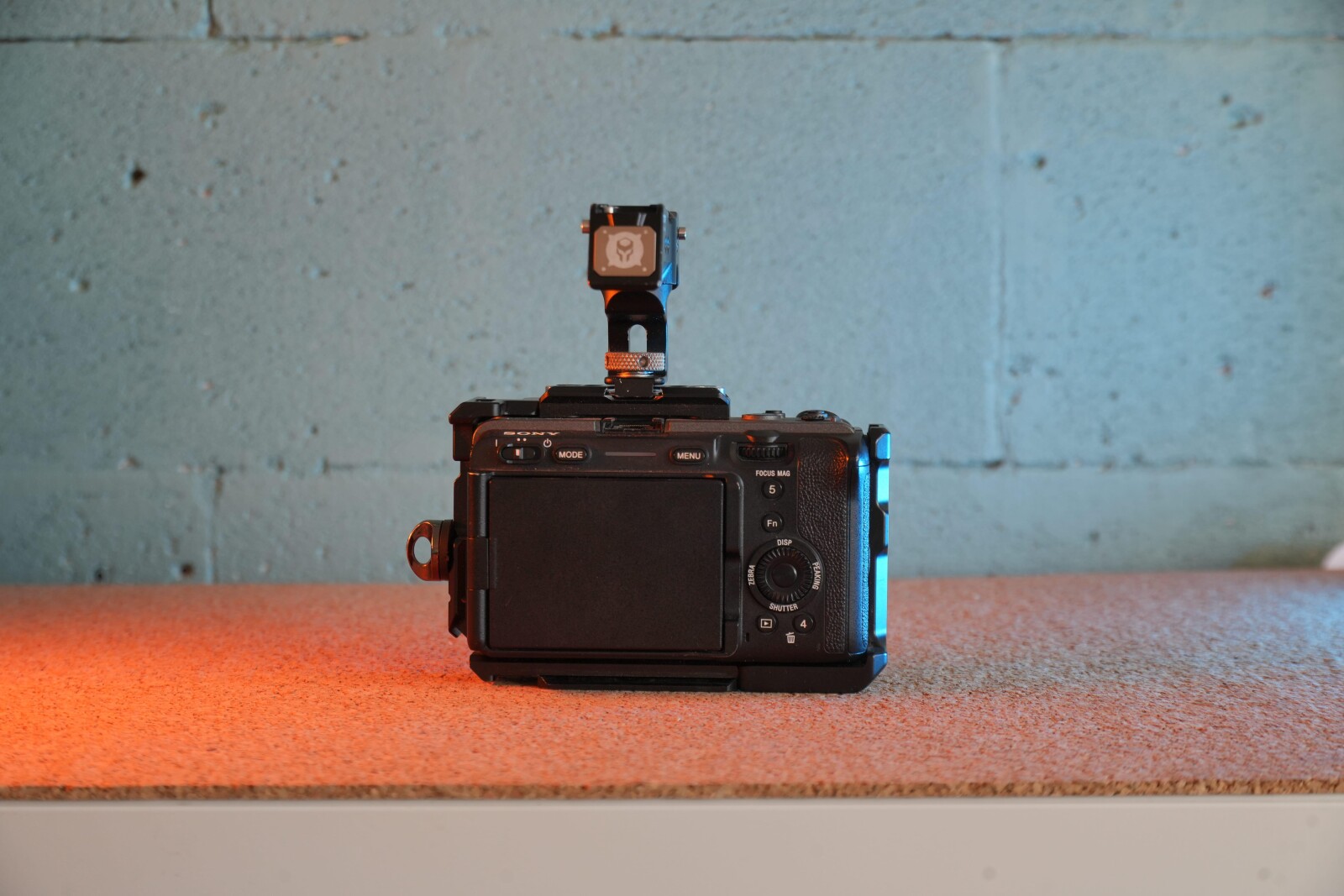 Sony FX3 + Sigma MC11 Canon EF-E + 2x 160Go + 4x batterie - Photo 4 sur 5
