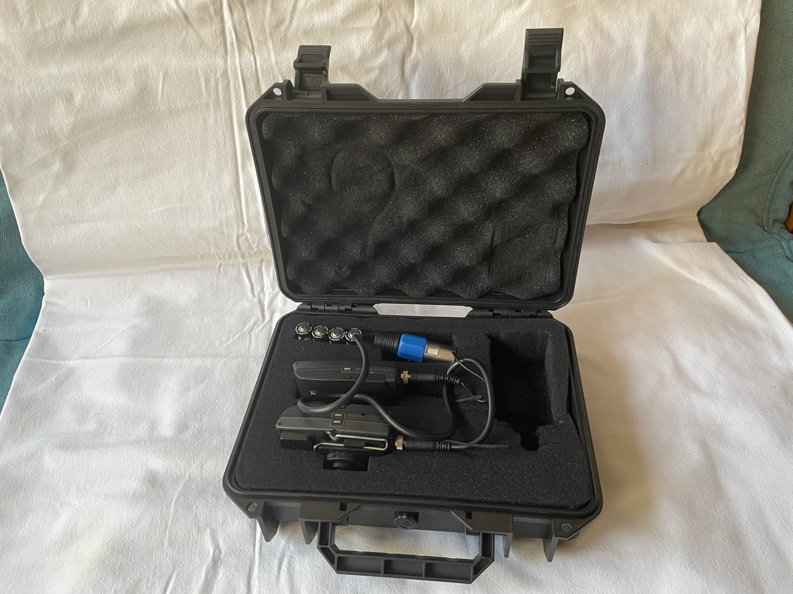 Pack émeteur/récepteur audio Sennheiser EW100 et émetteur XLR audio Sennheiser SKP300 - Photo 1 sur 2