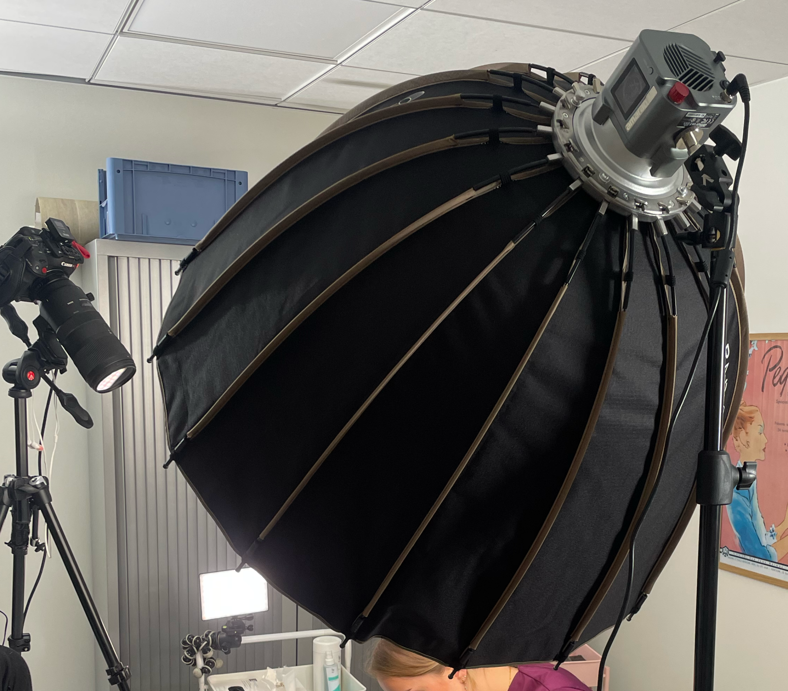 Amaran COB 60x (Bi-Color 60W) + Parabolic Softbox 85cm Smallrig (Bowens - Rapide)  - Photo 2 sur 3