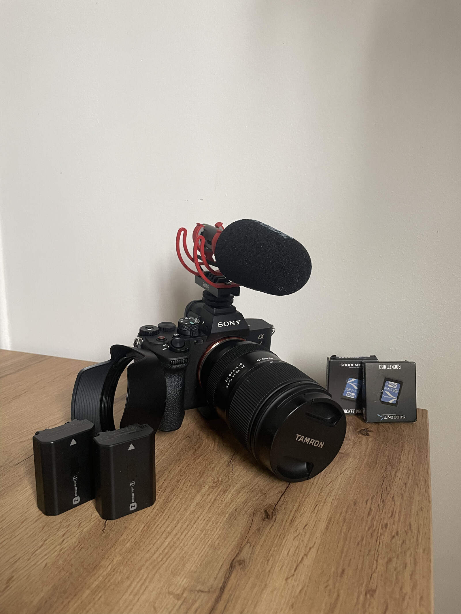 Pack Sony Alpha 7 IV + objectif Tamron 28-75mm F/2.8 Di III VXD G2 + Rode VideoMic GO II - Photo 1 sur 2