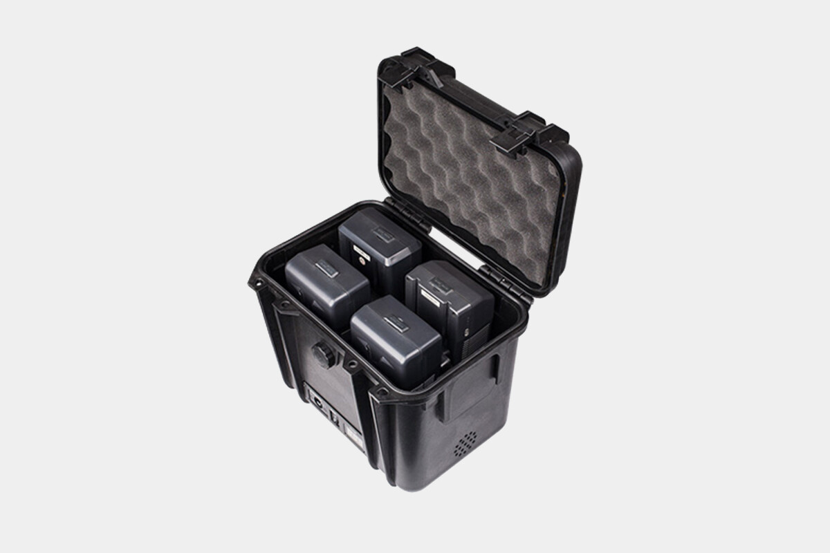Location 4 x batteries V-Mount + powerstation Swit S-4010 - Lightyshare