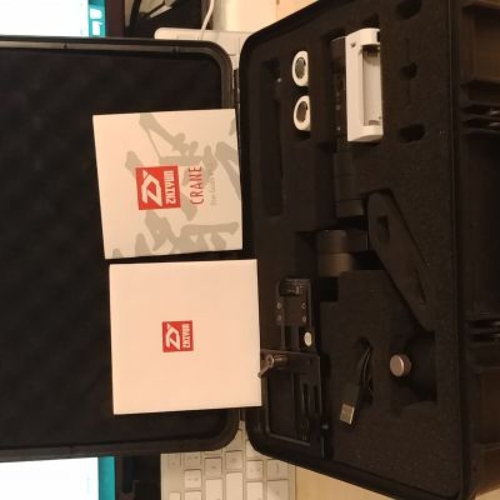 Zhiyun Crane V2 Multi-fonction Stabilisateur 3 Axes portable pour Caméra mirrorless,DSLR etc. - Photo 2 sur 2