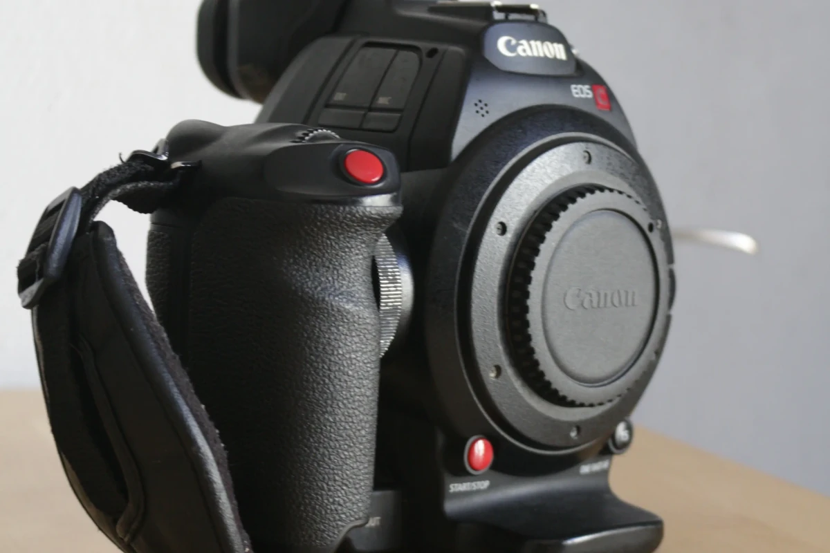 Location Canon EOS C100 Mark II - Lightyshare