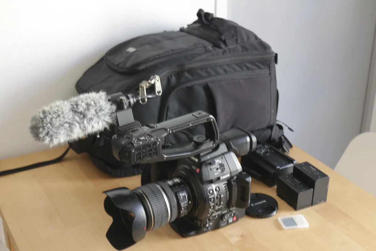 Location Pack Caméra + Objectif : Canon C100 Mark II + Canon EF-S 17-55mm f/2.8 IS USM 🎥 - Lightyshare