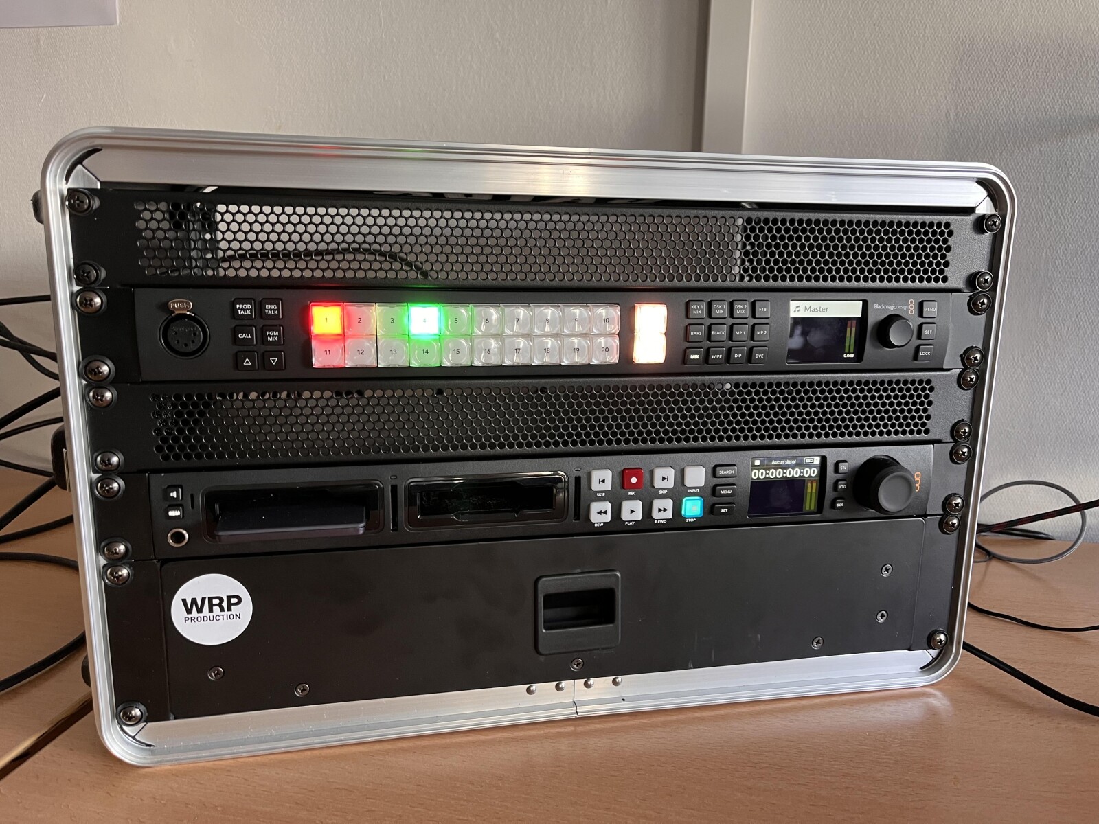 Régie Atem Constellation HD (Blackmagic Mélangeur + Hyperdeck + panel + moniteur) - Photo 1 sur 4